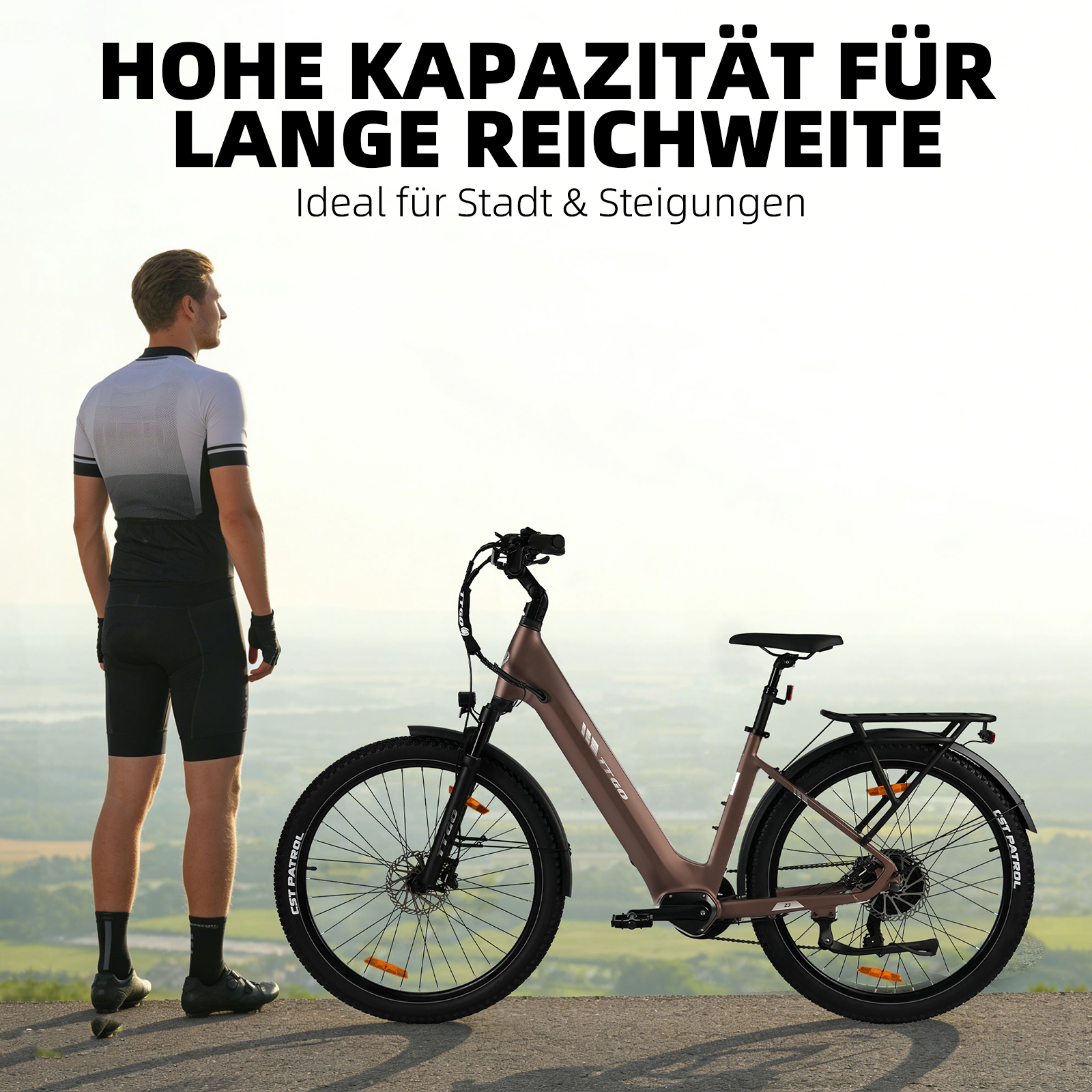 Ein Mann in Radsportkleidung steht neben einem braunen E-Bike mit großem Rahmen.
