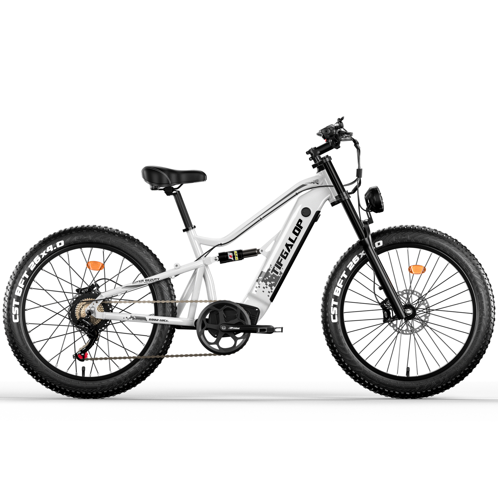 Ein weißes E-Bike mit dicken Reifen und schwarzem Sattel steht vor weißem Hintergrund.