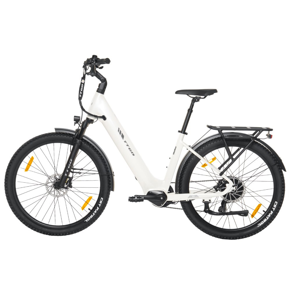 Ein weißes Elektrofahrrad mit schwarzer Federgabel, Sattel und Gepäckträger.