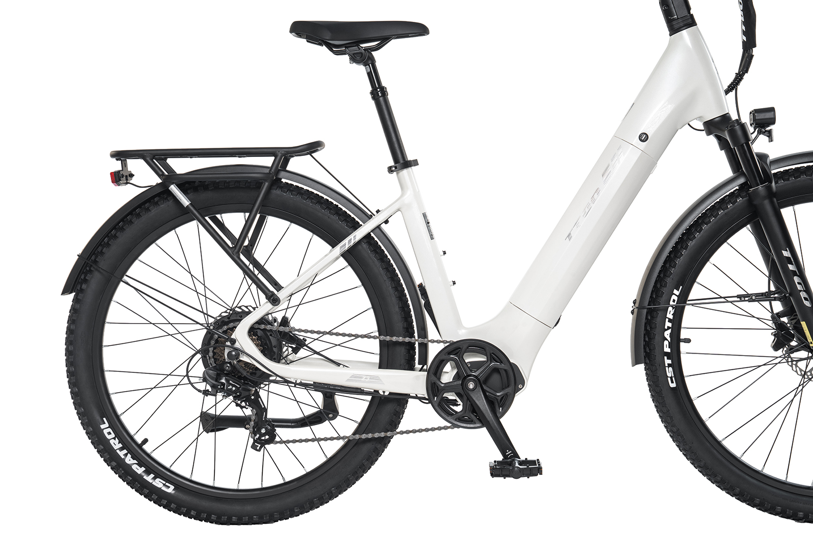 Weißer E-Bike-Rahmen, schwarzer Sitz, Gepäckträger und Reifen. Detail des Antriebs.