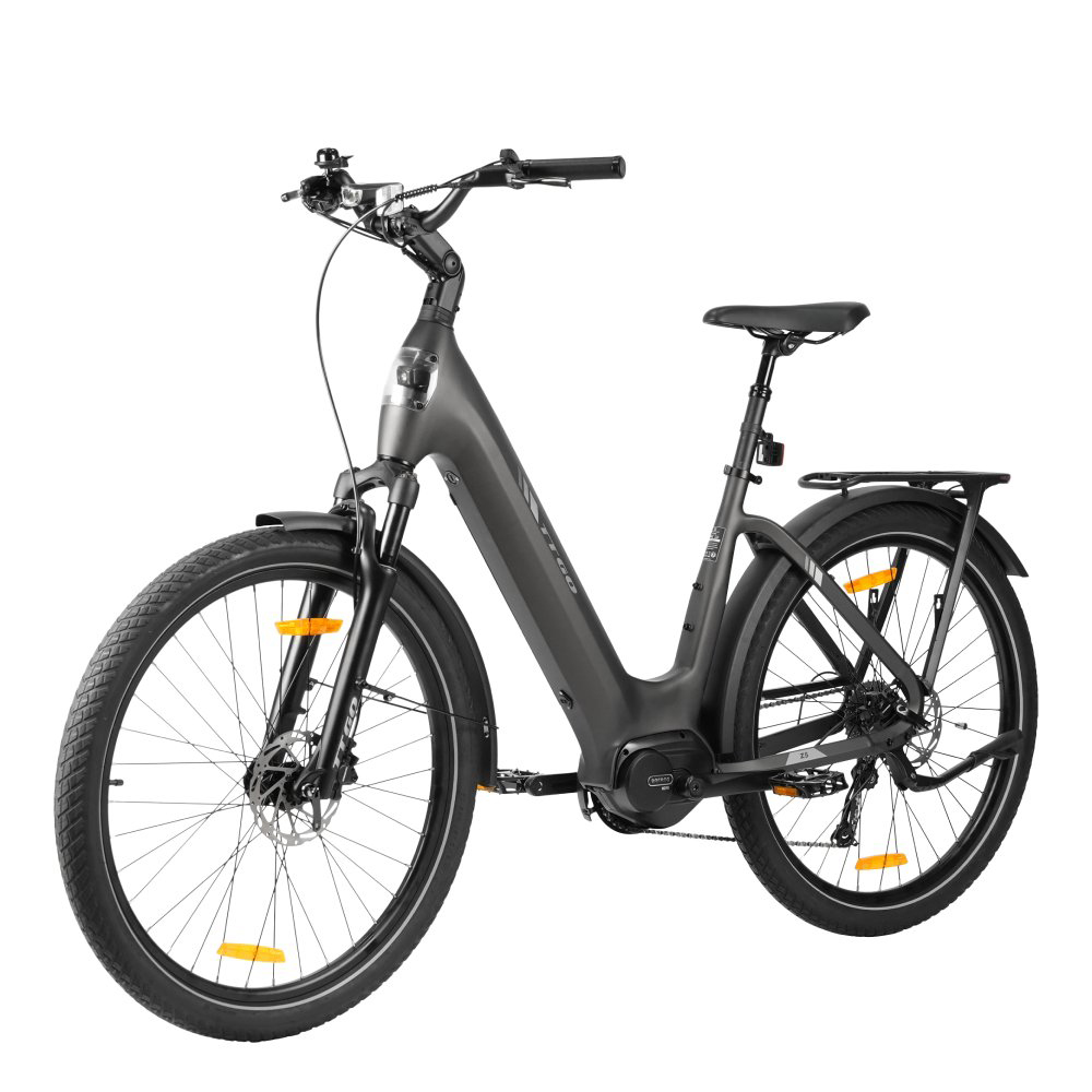 Ein graues E-Bike mit Gepäckträger und Schutzblechen, Frontscheinwerfer und Reflektoren.