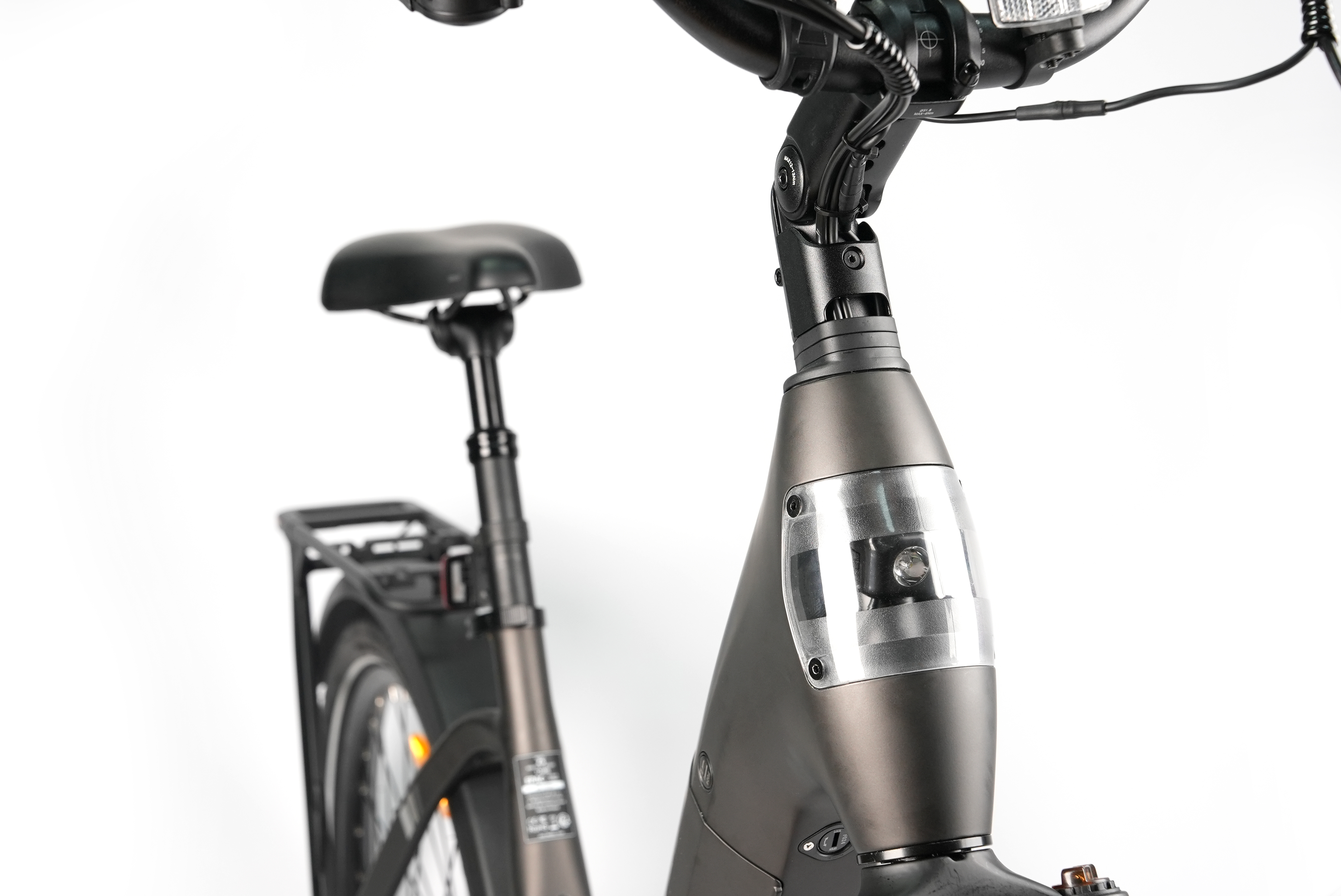 Nahaufnahme eines dunklen Fahrradrahmens mit Lenker, Sattel und Rad.