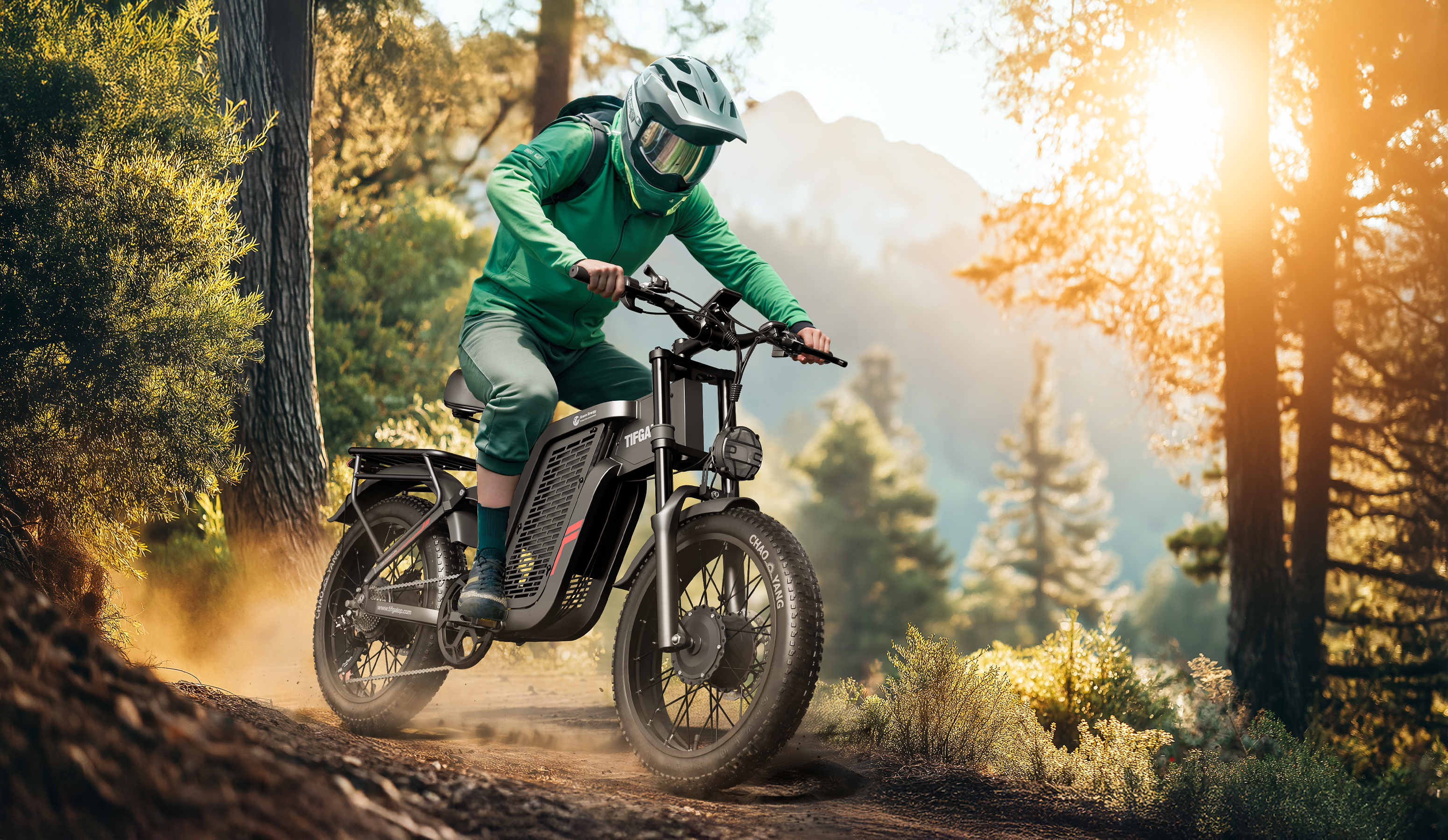 Eine Person in Grün fährt mit einem Elektrofahrrad auf einem staubigen Waldweg, die Sonne scheint durch Bäume.