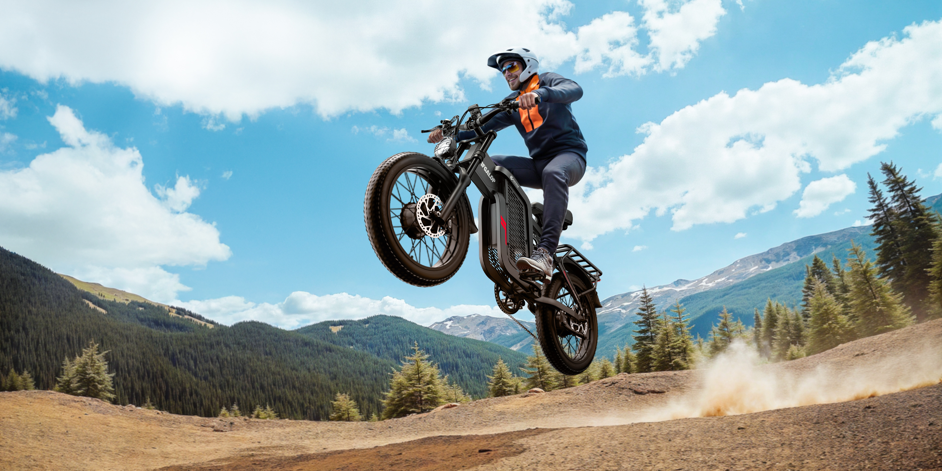 Ein Mann springt mit einem E-Bike über eine staubige Piste vor einer Bergkulisse.