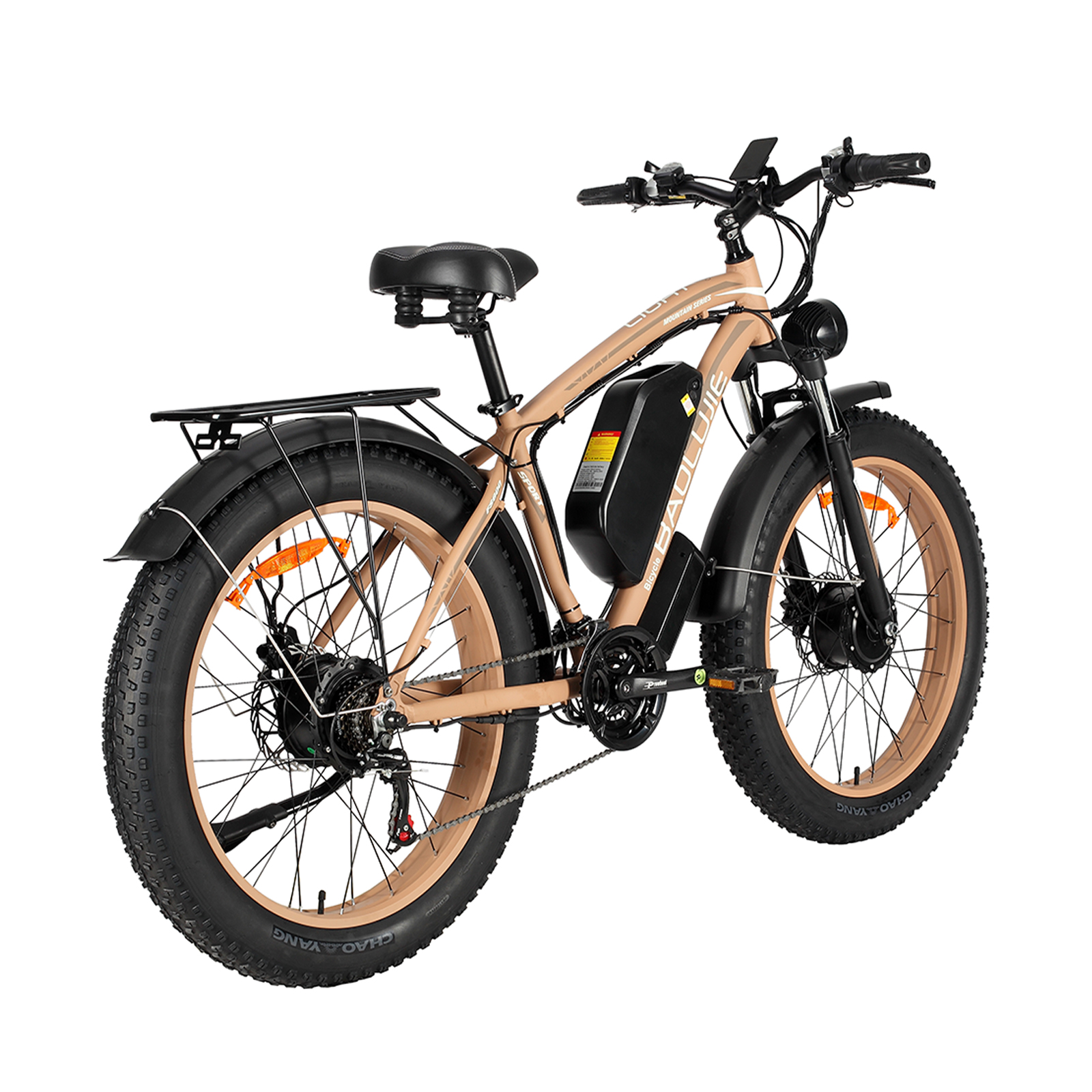 Piaskowy rower elektryczny fat bike z czarnymi błotnikami, bagażnikiem i akumulatorem.