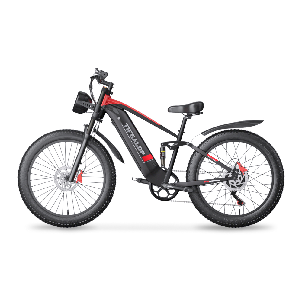 Ein schwarzes E-Bike mit roten Akzenten und breiten Reifen, das auf einem weißen Hintergrund steht.