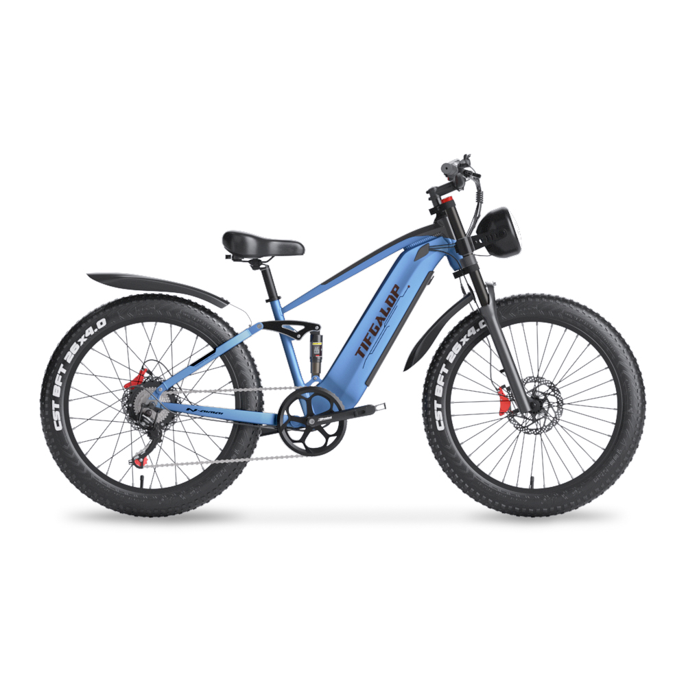 Ein blaues E-Fatbike mit breiten Reifen und Federung, freigestellt auf weißem Hintergrund.