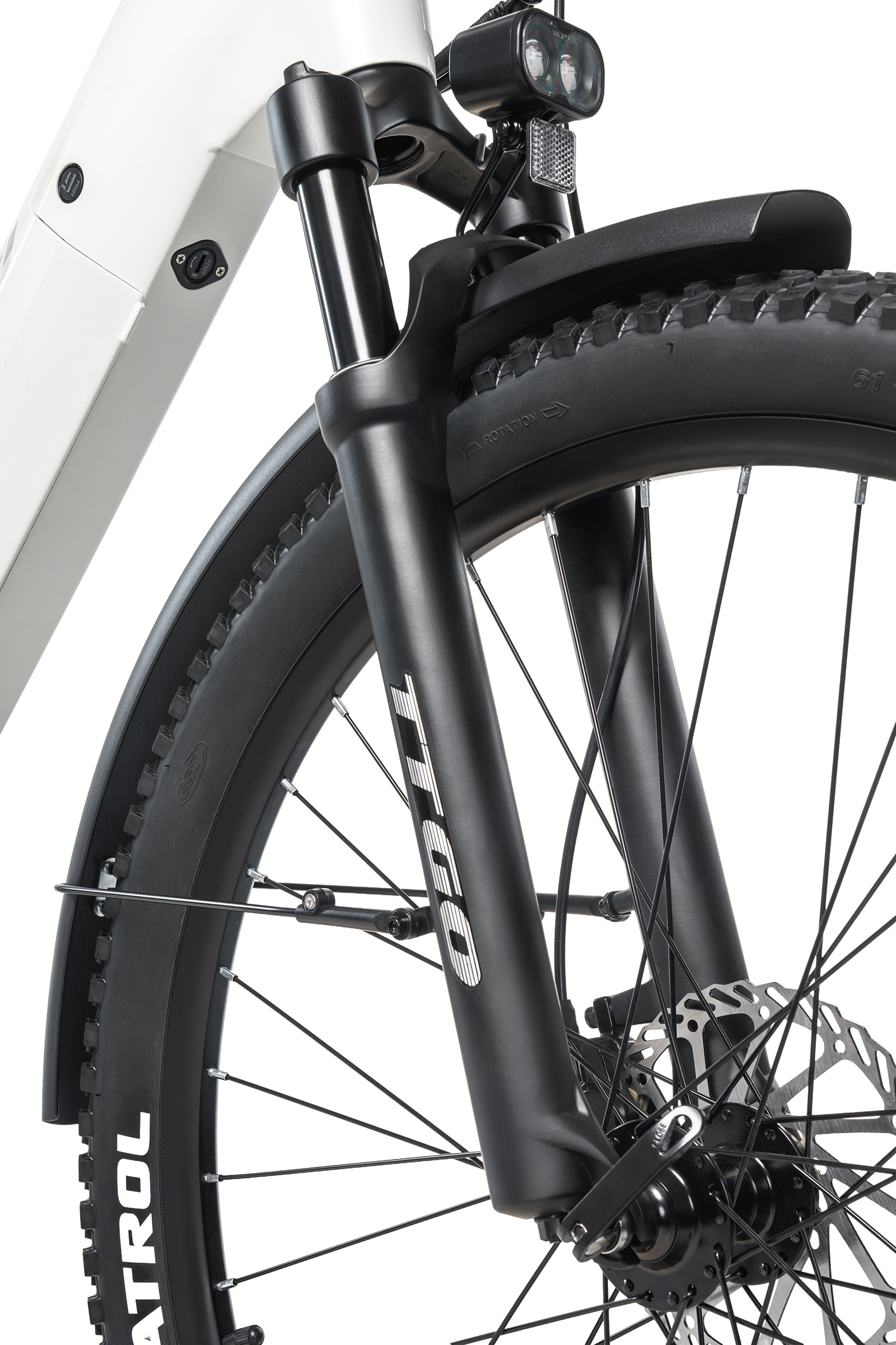 Nahaufnahme einer weißen Fahrradgabel mit schwarzen Akzenten, Licht und Reifen.