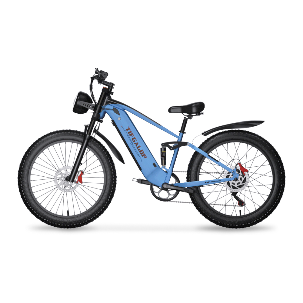 Ein hellblaues E-Bike mit dicken Reifen, Federung und Scheinwerfer.