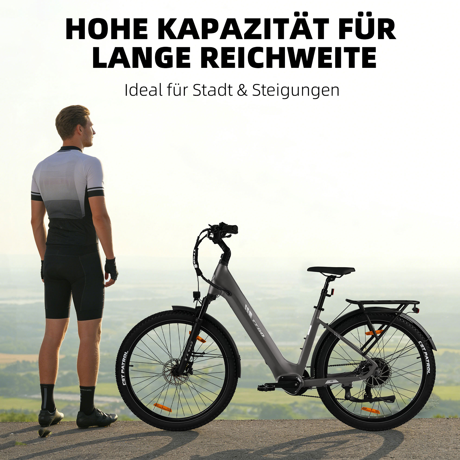 Ein Mann in Radsportkleidung steht neben einem grauen E-Bike im Freien.