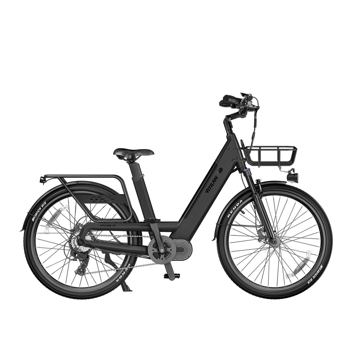 Czarny rower elektryczny z bagażnikami z przodu i z tyłu, na białym tle.