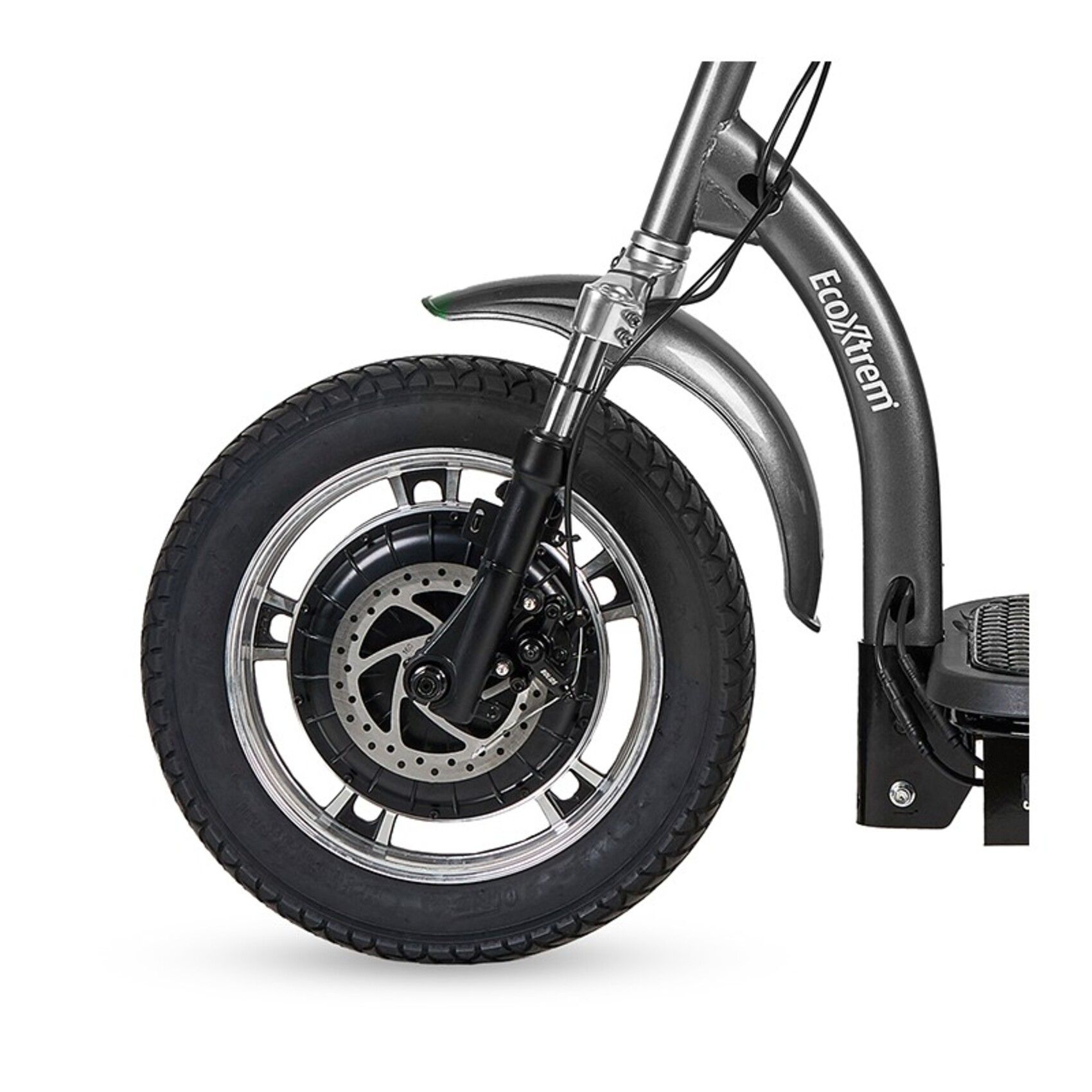 Patinete eléctrico gris: Rueda delantera, freno, suspensión y tubo del manillar con logo.