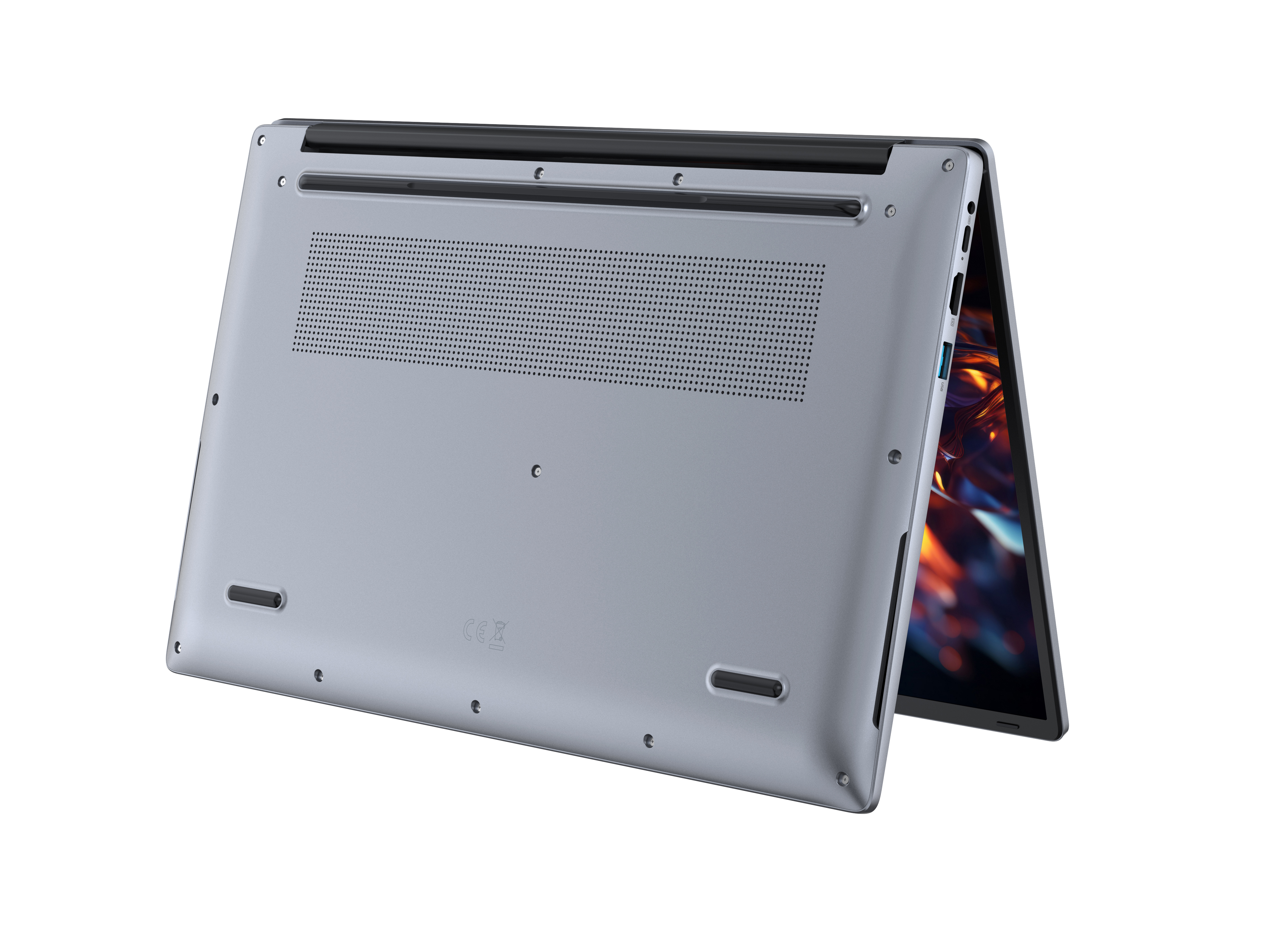 Zilveren laptop, onderkant naar boven, scherm licht geopend, met ventilatieopeningen.