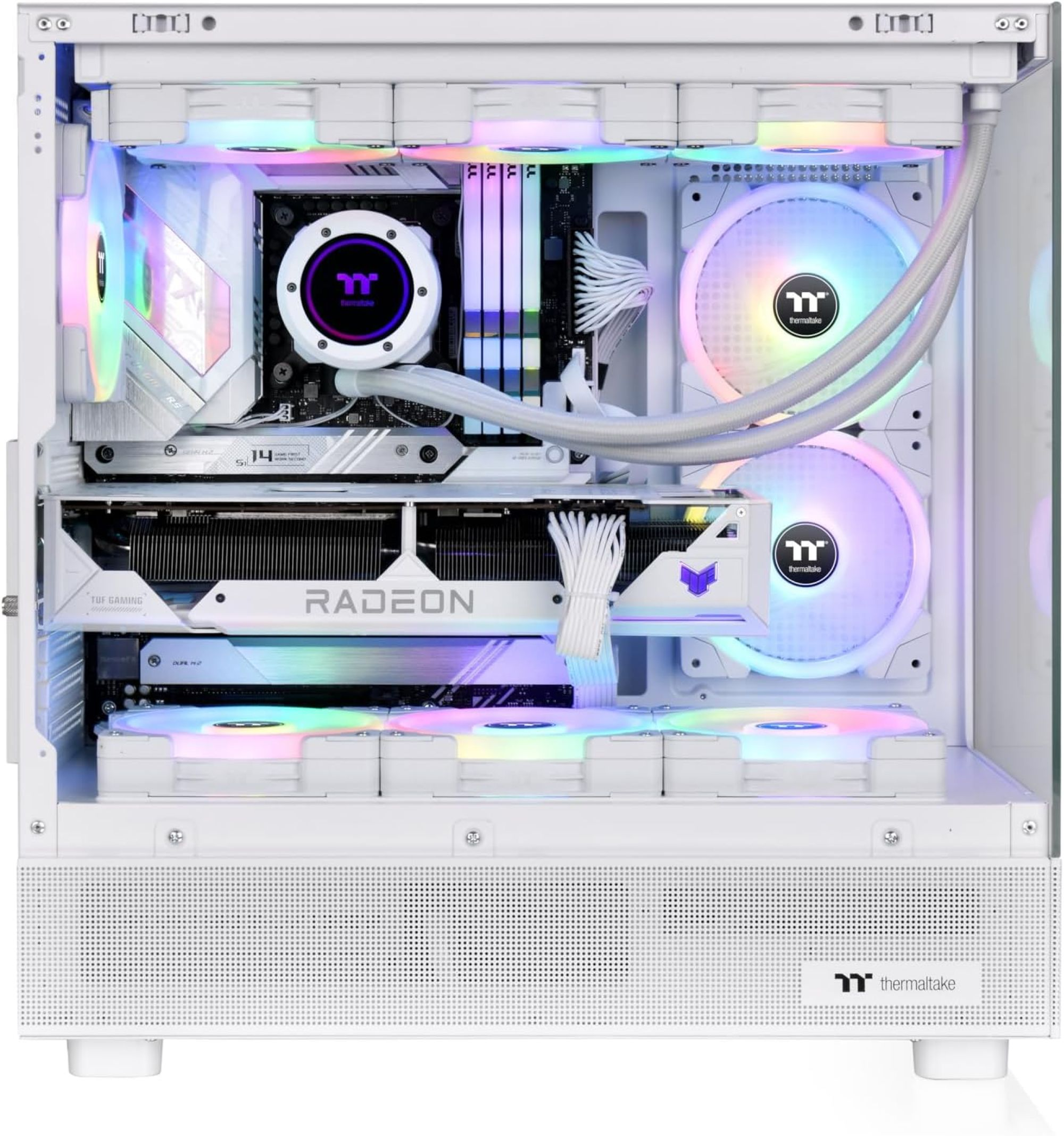 Un PC da gaming bianco con illuminazione RGB, dissipatore CPU e scheda grafica Radeon.