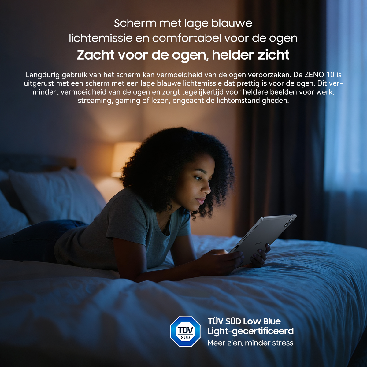 Jonge vrouw ligt op bed en gebruikt een tablet met lage blauwe lichtemissie.