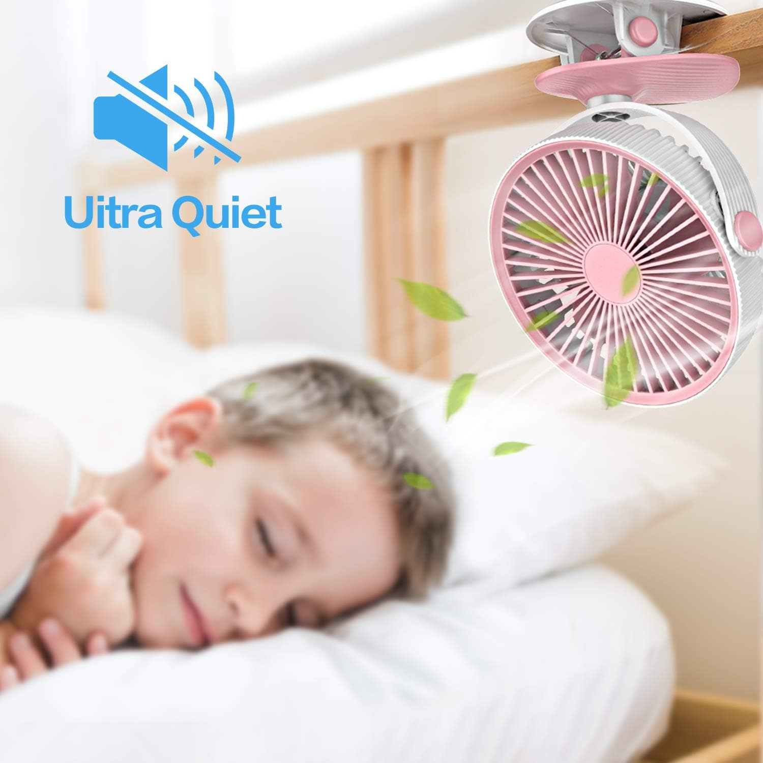 Ein kleiner rosa Ventilator über einem schlafenden Kind, der Luft bewegt.