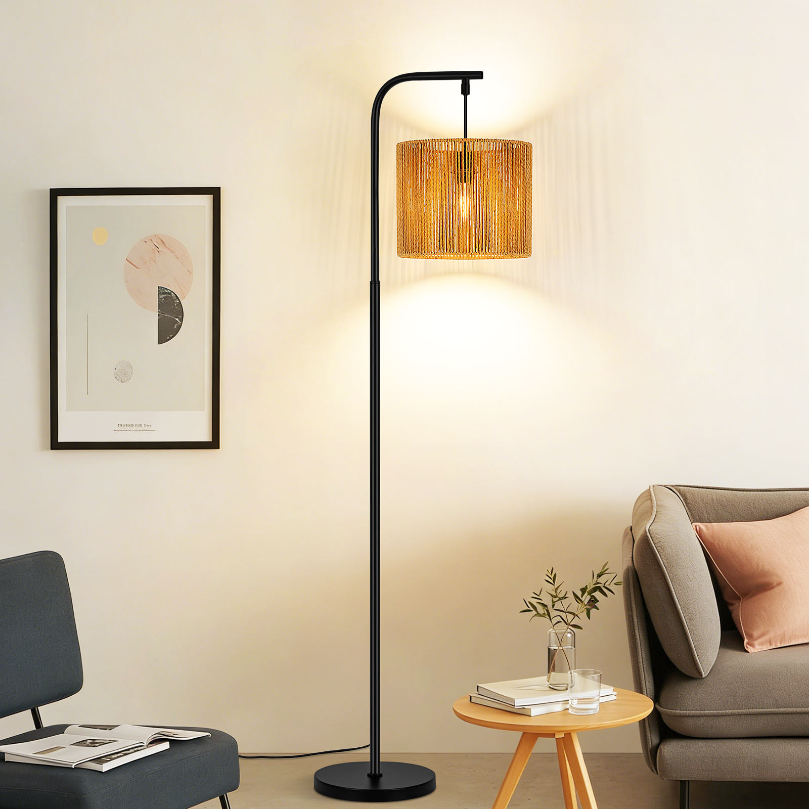 Un lampada da terra ad arco nero con paralume intrecciato accanto a divano e sedia.