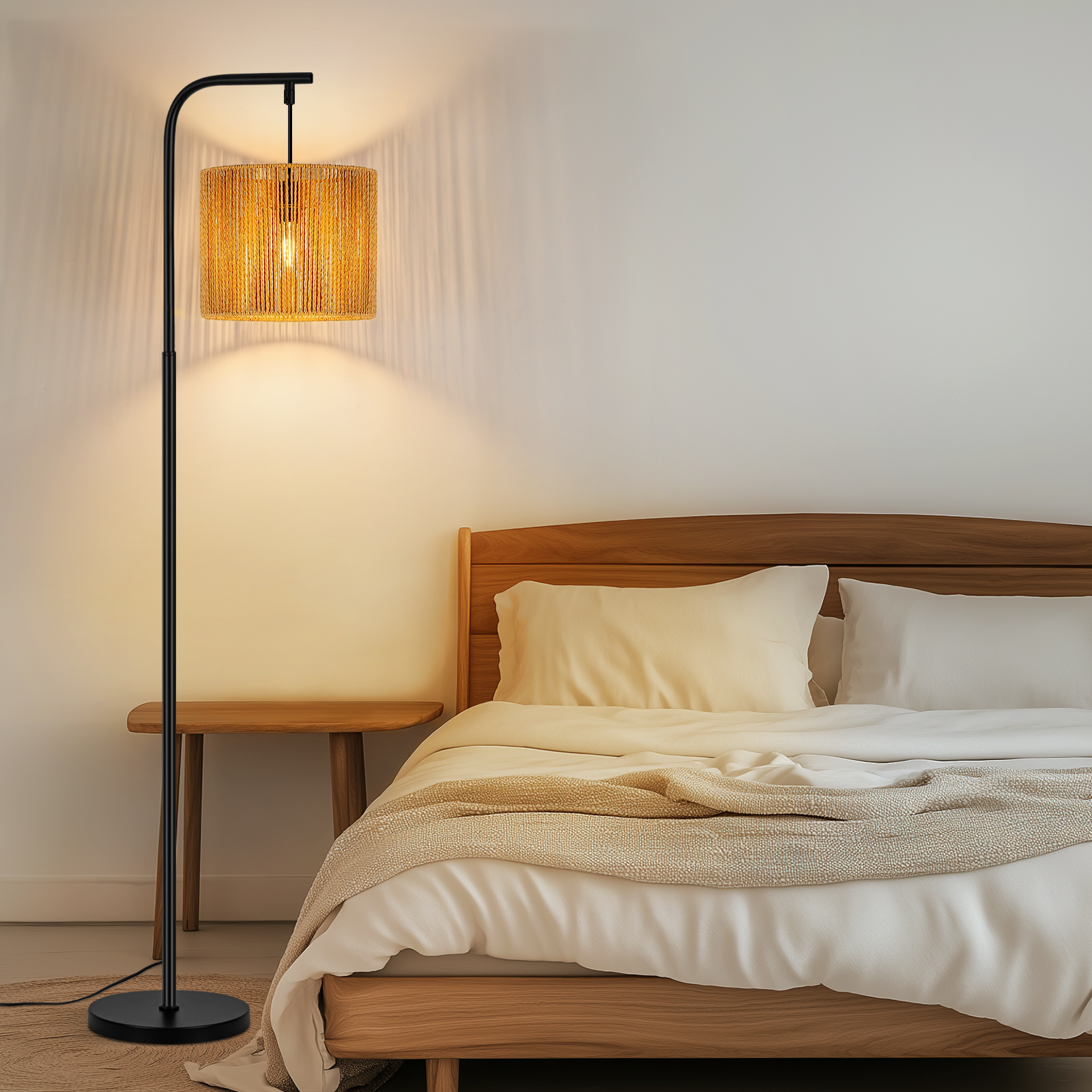 Una camera da letto con letto, comodino e lampada da terra con paralume intrecciato.