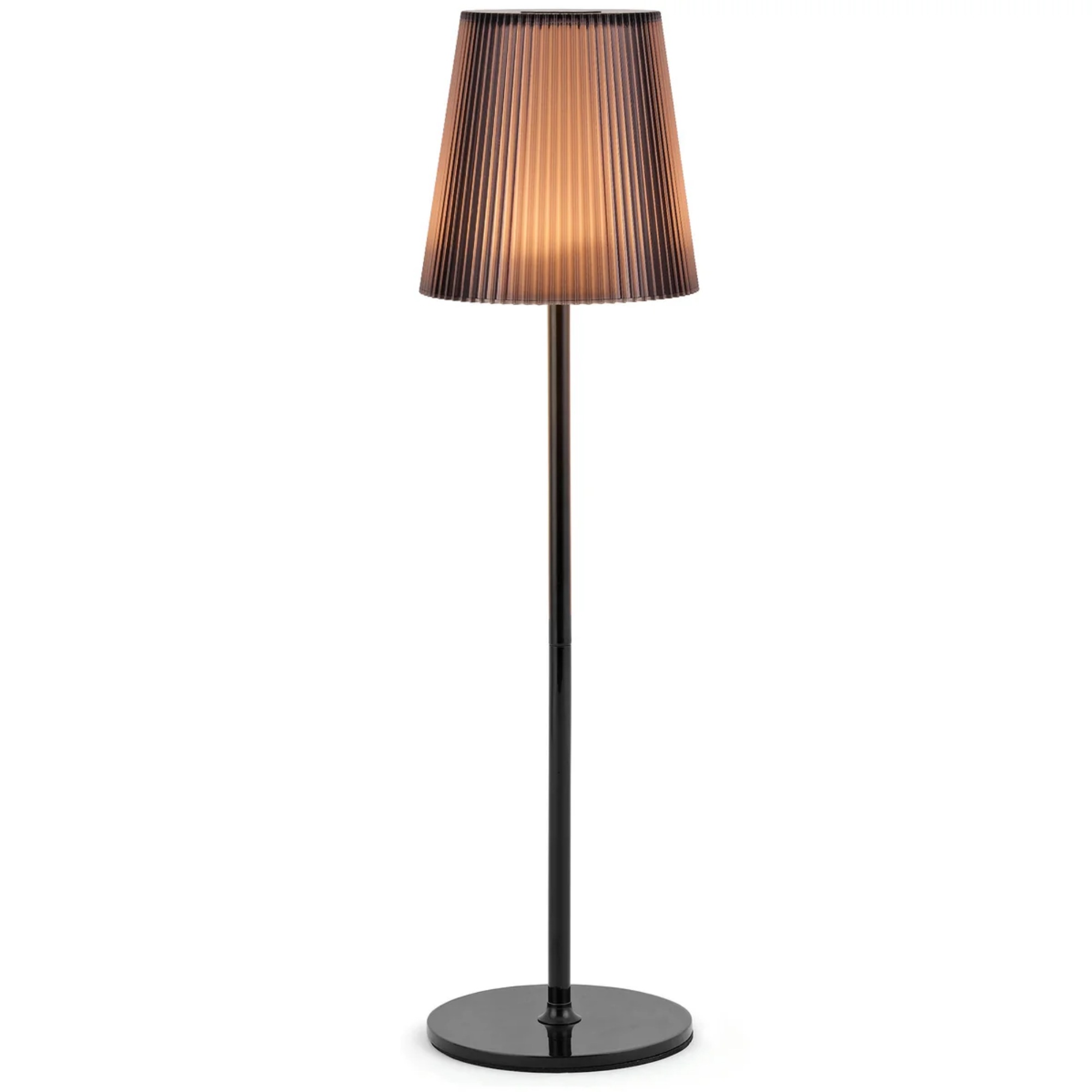 Eine Stehlampe mit einem gerippten, transluzenten Lampenschirm auf einem schlanken Ständer.