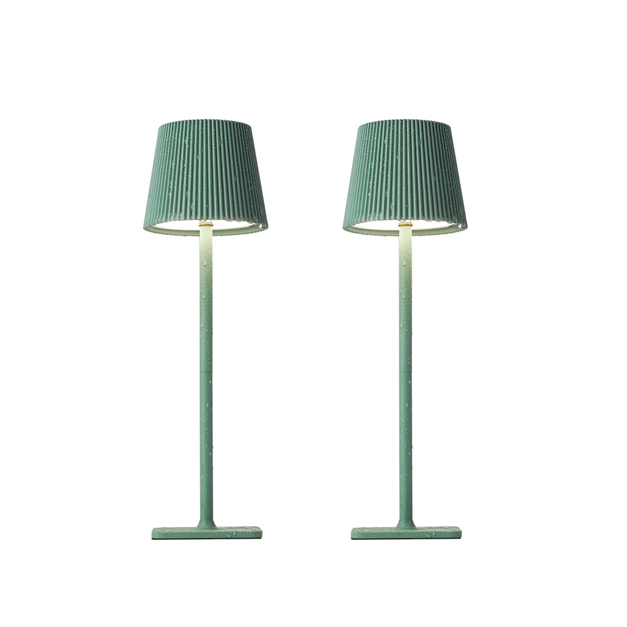 Zwei grüne Tischlampen mit gerippten Schirmen und Wassertropfen.