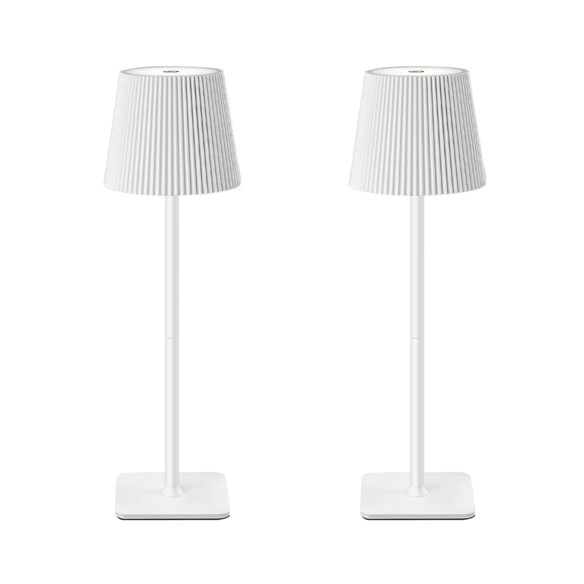Zwei weiße Stehlampen mit gerippten Schirmen und quadratischen Sockeln.