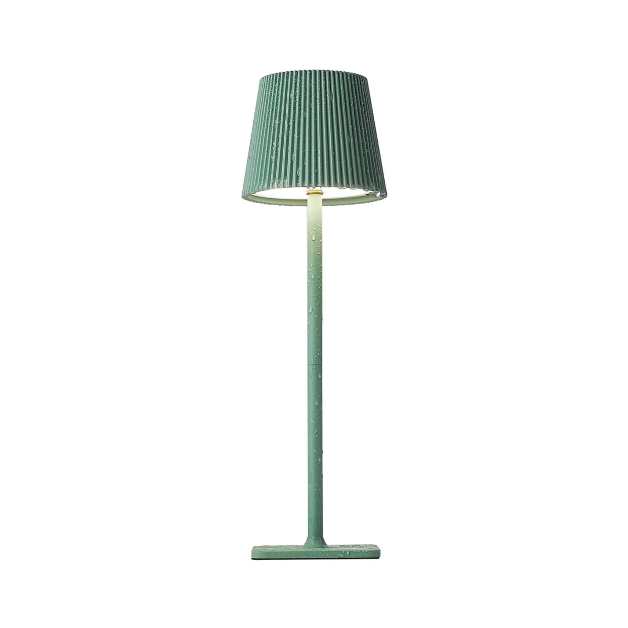 Grüne Lampe mit geriffeltem Schirm und Tropfen, auf weißem Hintergrund.