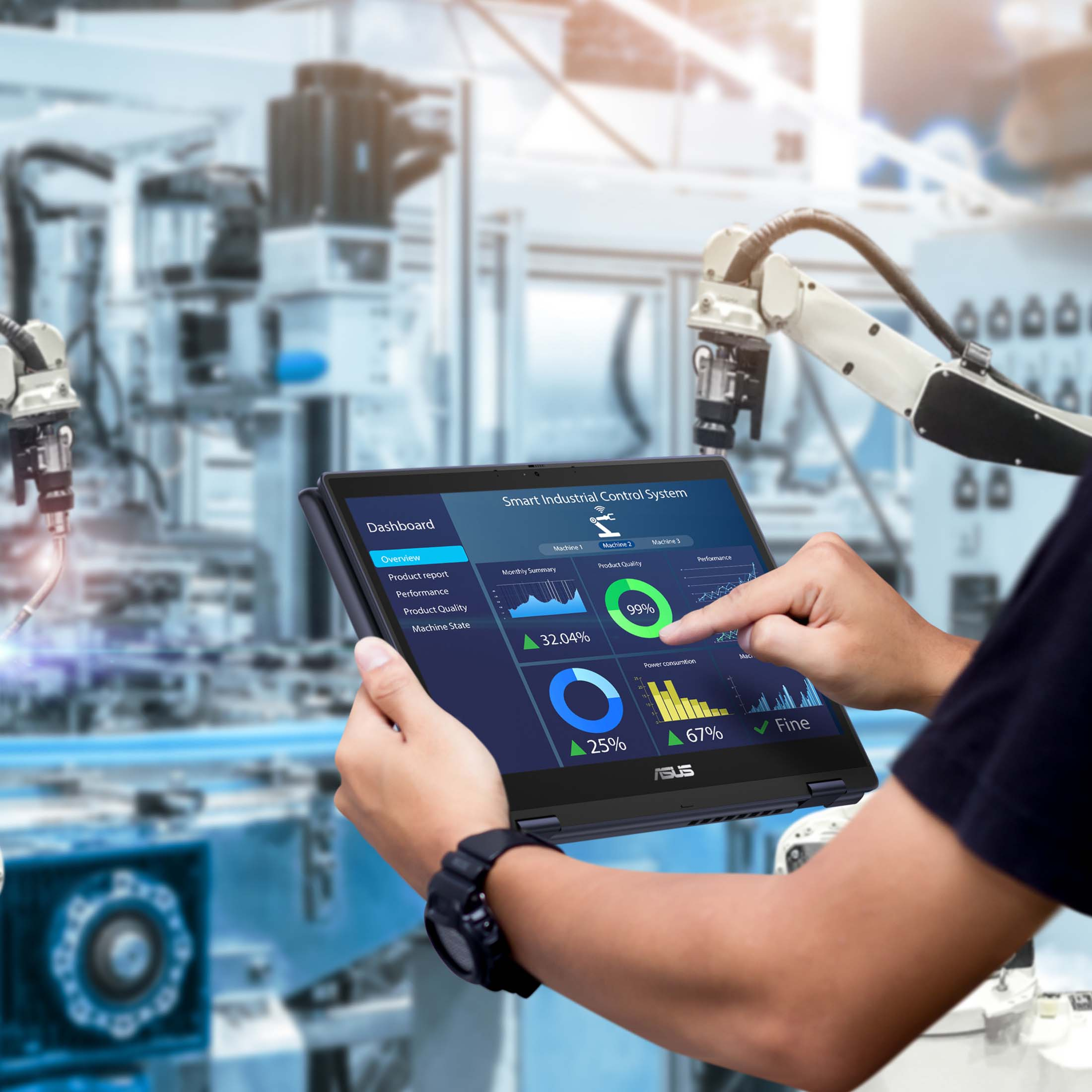 Eine Person hält ein Tablet mit einem Dashboard für ein intelligentes Industriekontrollsystem in einer Fabrik.