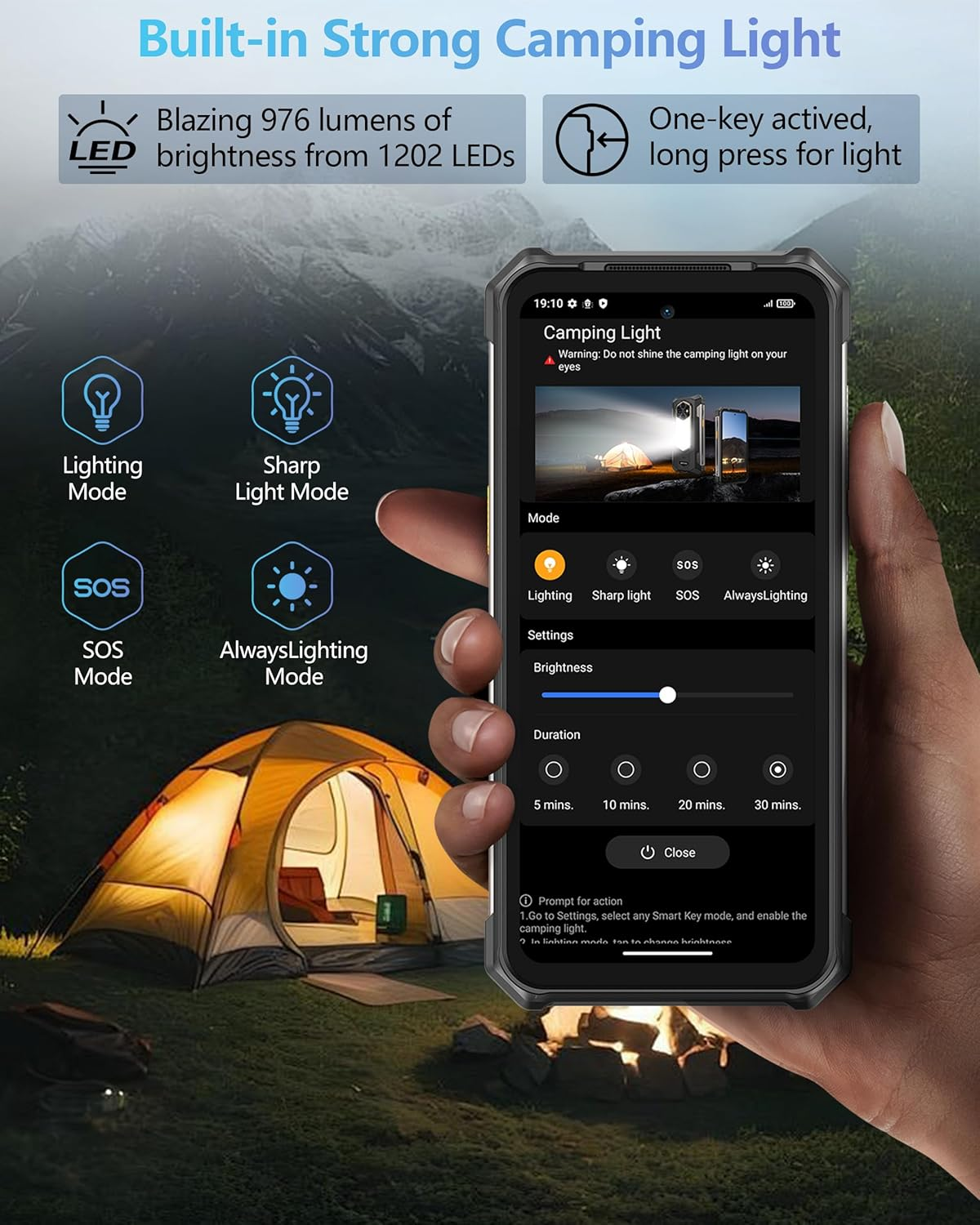 Eine Hand hält ein Smartphone, das eine Campinglicht-App anzeigt. Im Hintergrund ein Zelt.