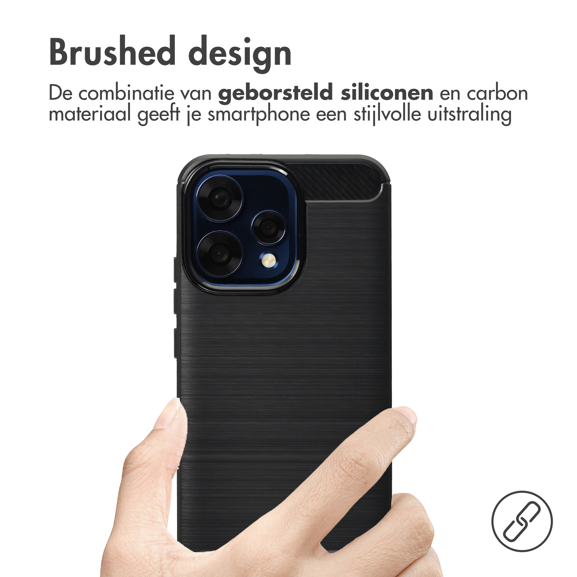 Een hand houdt een zwarte telefoon met geborsteld design en drie camera's.