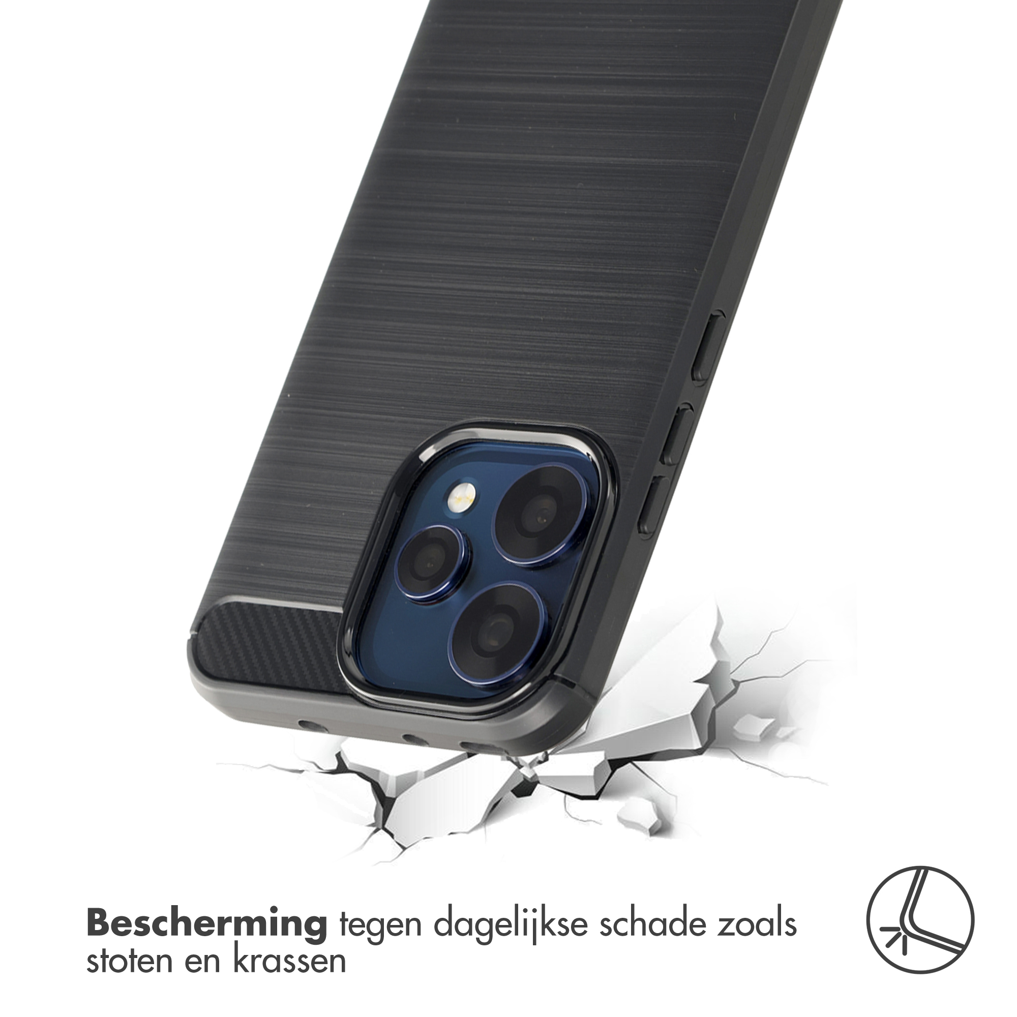 Zwarte telefoonhoes met drie camera's valt op gebarsten grond.