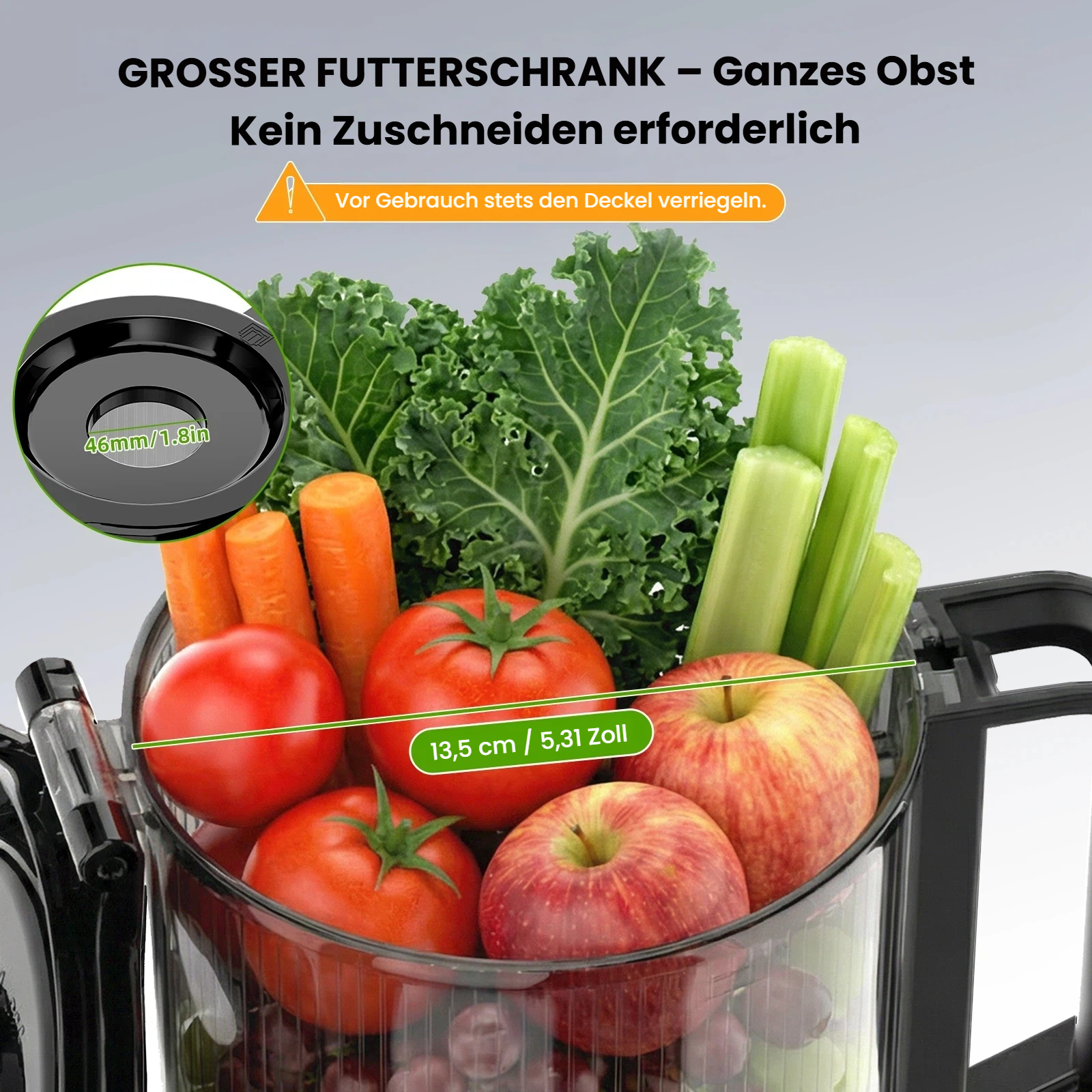 Ein Entsafterbehälter mit ganzen Früchten und Gemüse wie Äpfeln, Tomaten, Karotten, Sellerie und Grünkohl.