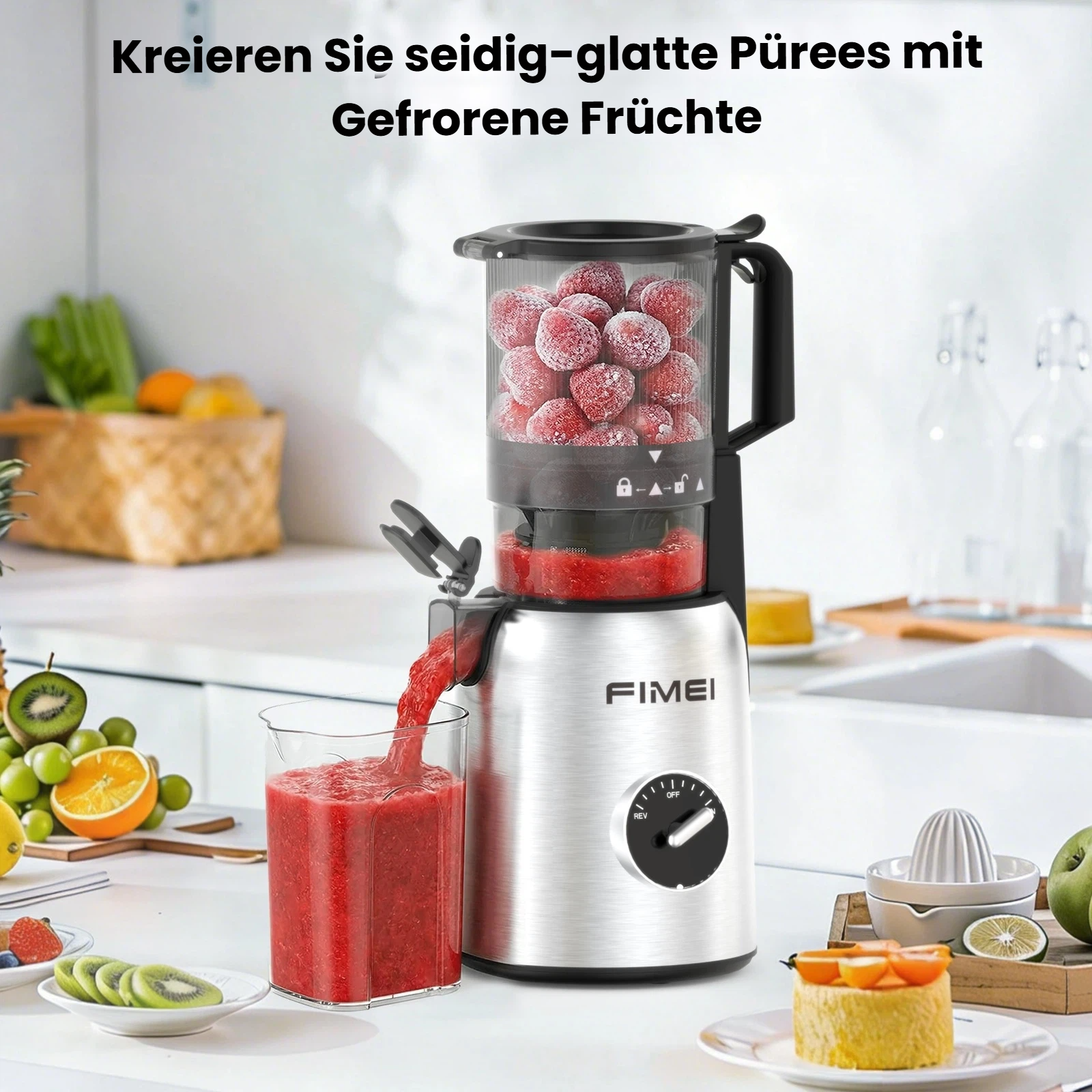Edelstahl-Entsafter mit gefrorenen Beeren und frischem Obst auf der Arbeitsplatte.