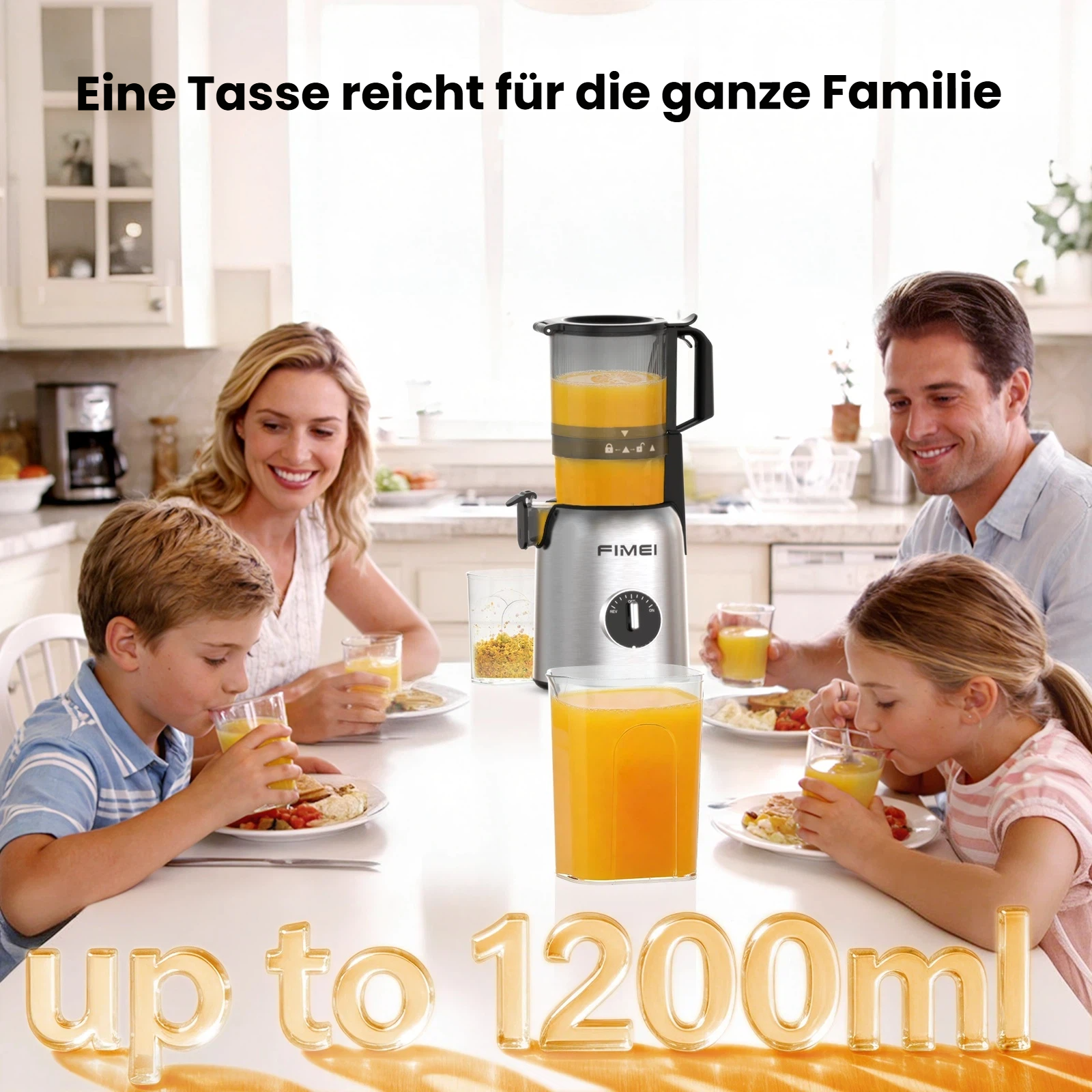 Eine Familie trinkt Saft aus einem Entsafter in der Küche.