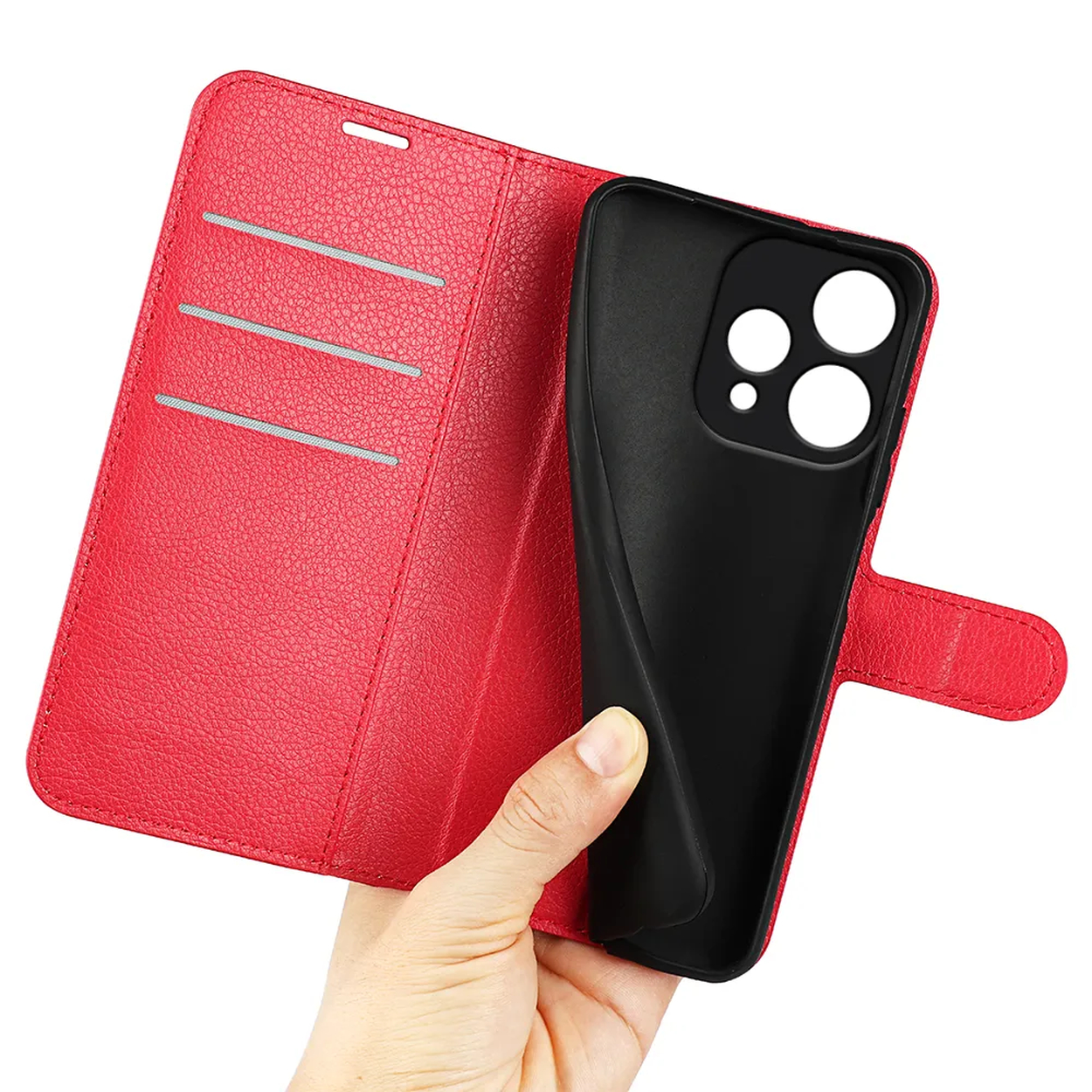 Een hand houdt een rode lederen telefoonhoes vast, met de zwarte binnenkant en camerauitsparing zichtbaar.