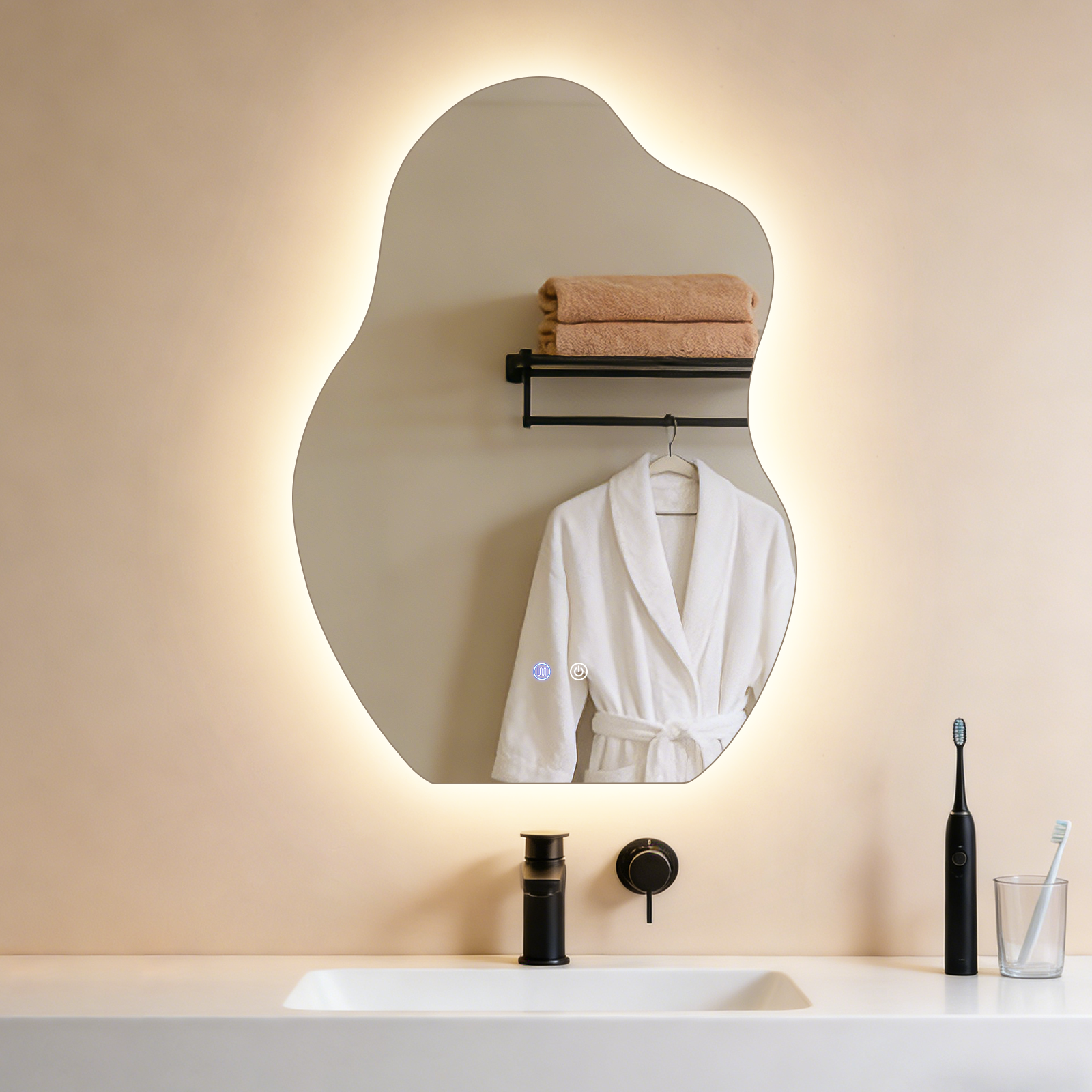 Baño con lavabo, espejo, albornoz, toallas, grifo y cepillos de dientes. Espejo iluminado.