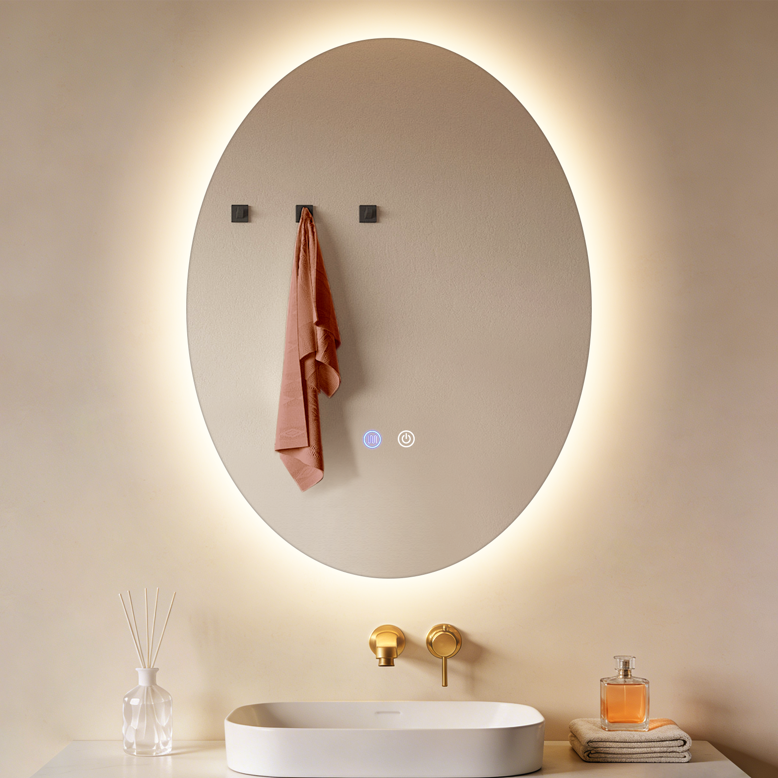 Espejo ovalado con iluminación, ganchos para toallas, lavabo y grifos.