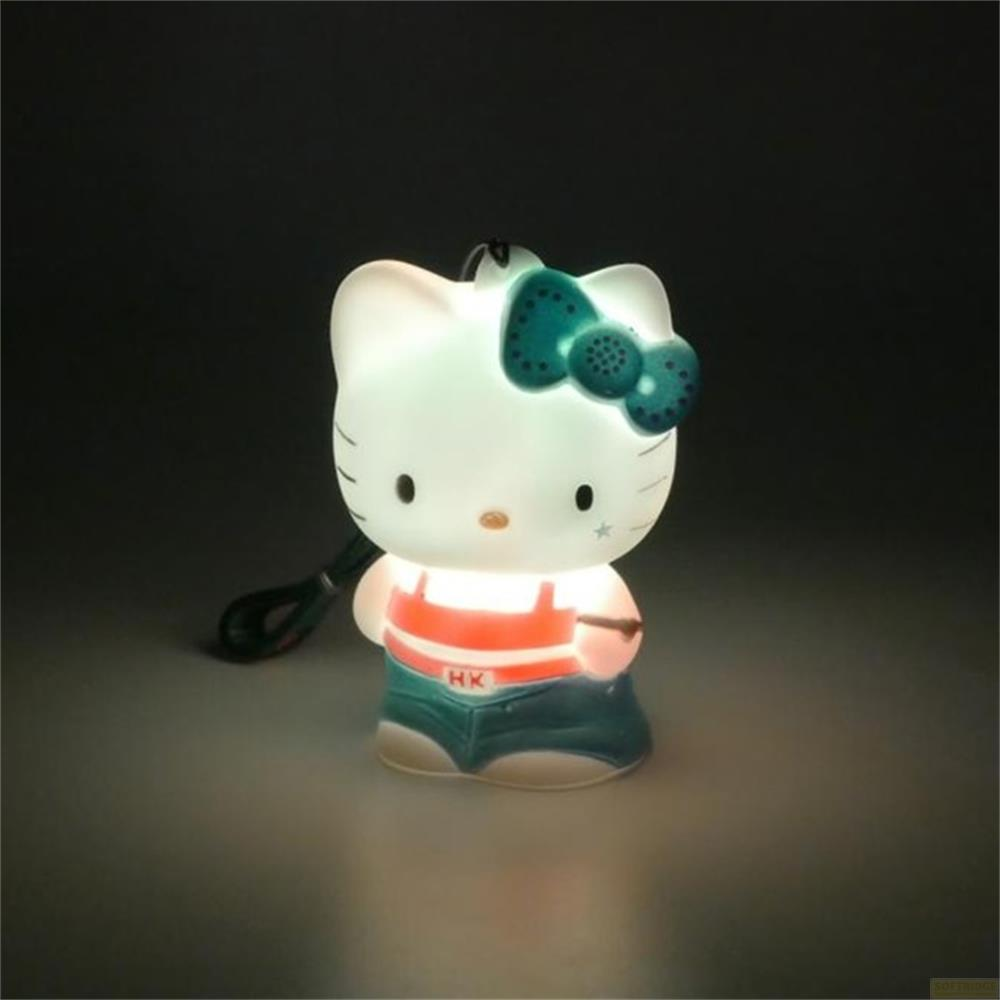 Eine leuchtende Hello Kitty Lampe mit blauem Schleifchen und orange-blauer Kleidung.