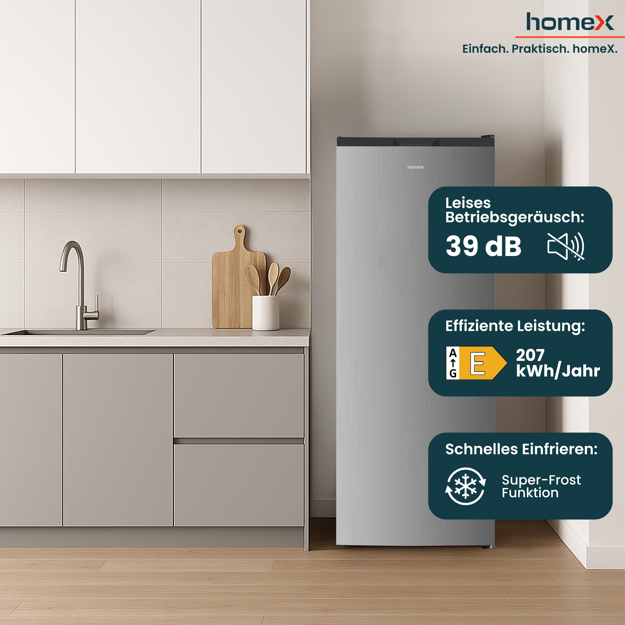 Ein silberner Kühlschrank von Homex in einer Küche. Merkmale: 39 dB, Energieeffizienz E, 207 kWh/Jahr.