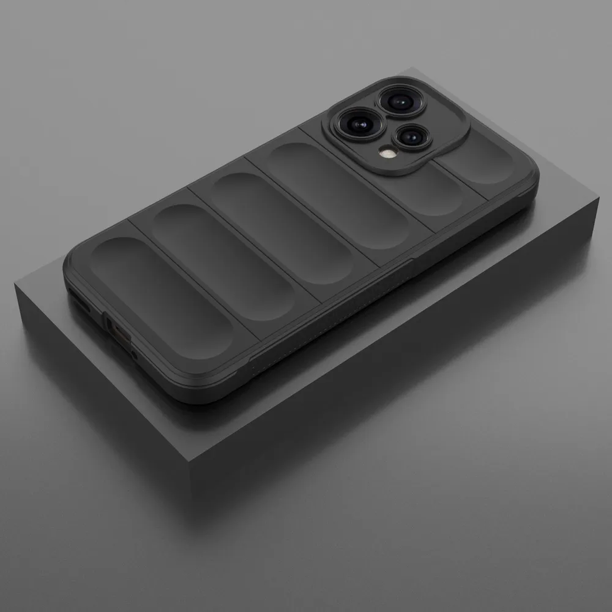 Coque de téléphone noire avec nervures sur un podium gris.