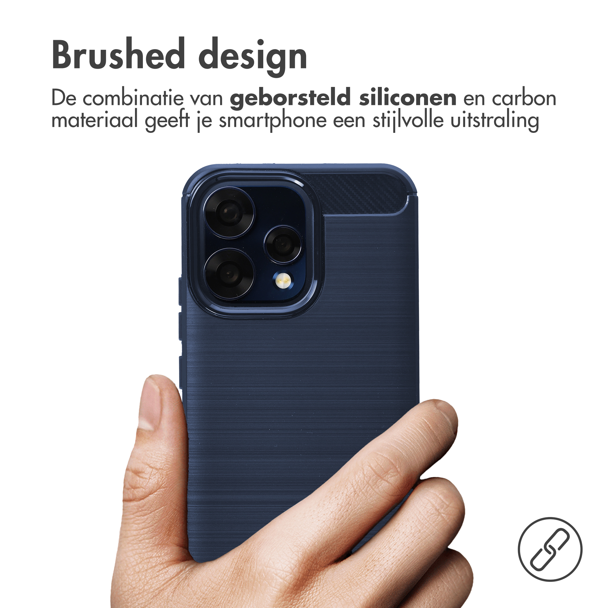 Main tenant une coque de smartphone bleue à finition brossée.