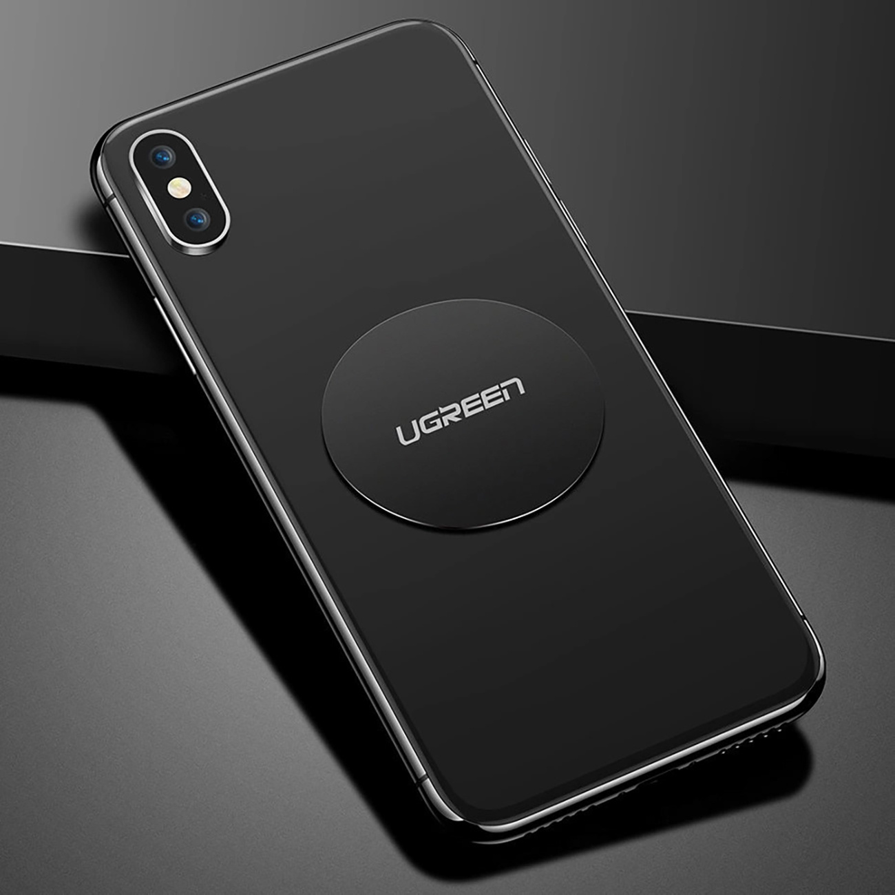 Czarny smartfon z magnetycznym kółkiem z logo UGREEN z tyłu.