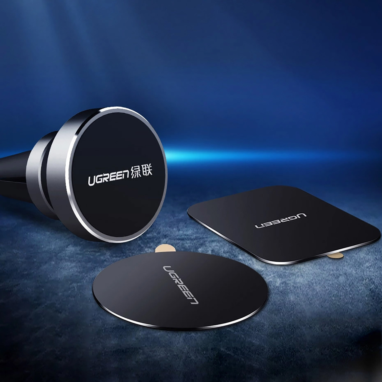 Trzy czarne magnetyczne uchwyty UGREEN na niebieskim tle.