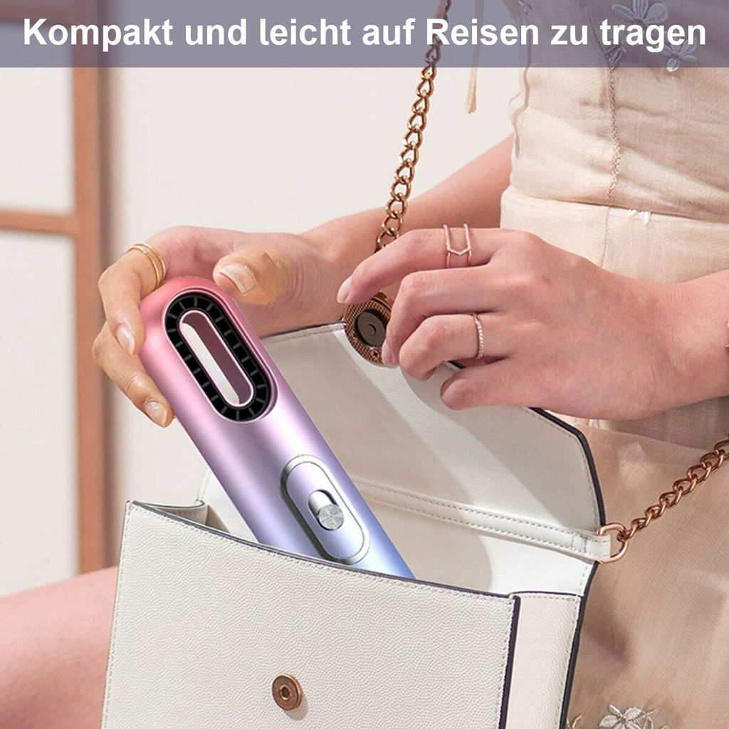 Eine Person legt einen lila/pinken Haartrockner in eine weiße Tasche.