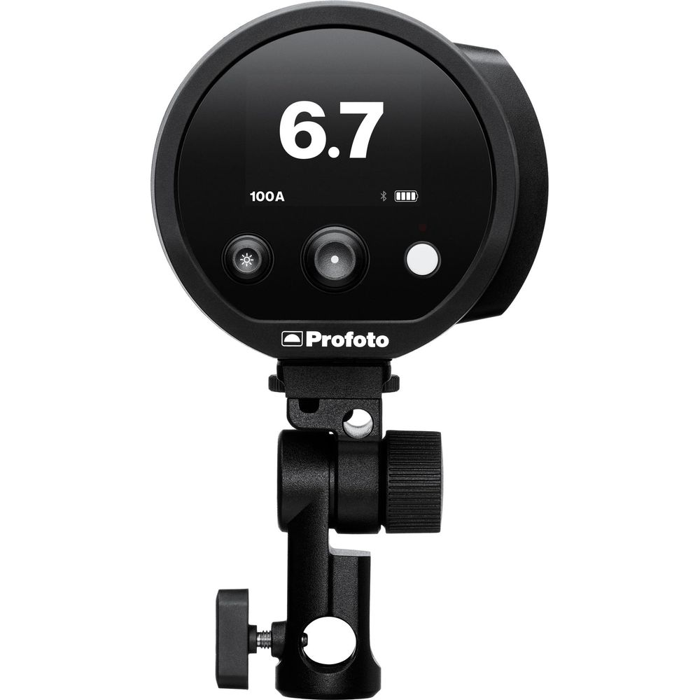 Een zwarte Profoto flitser met digitaal display waarop 6.7 staat.