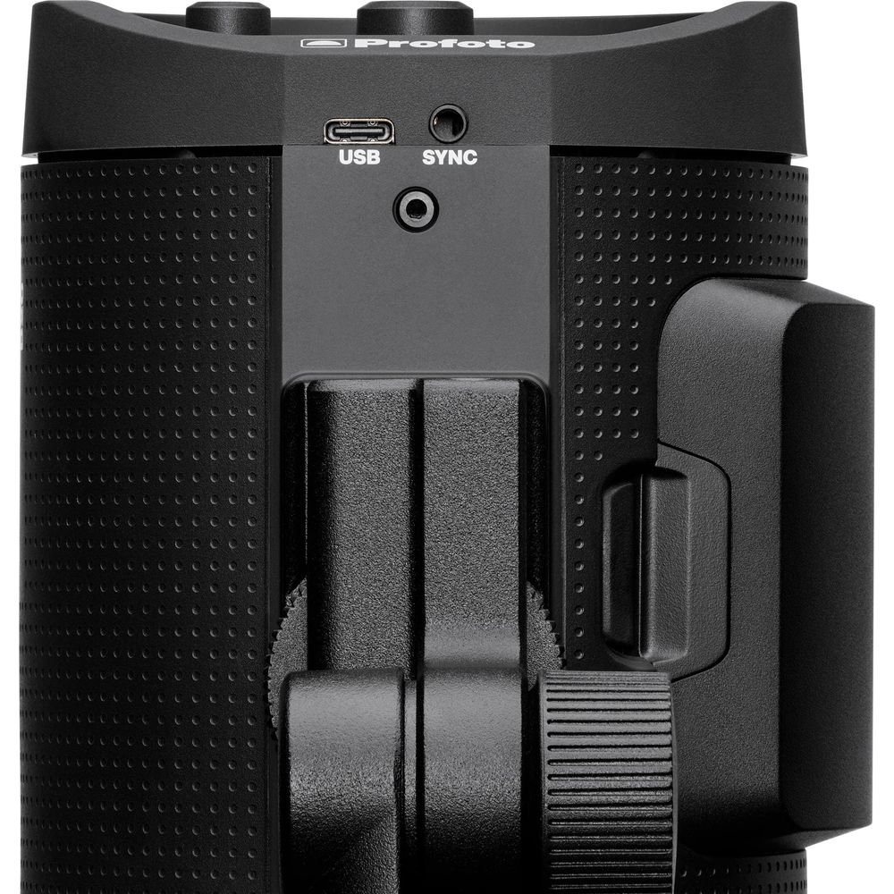 Close-up van een zwarte Profoto flitser met USB- en Sync-poorten.