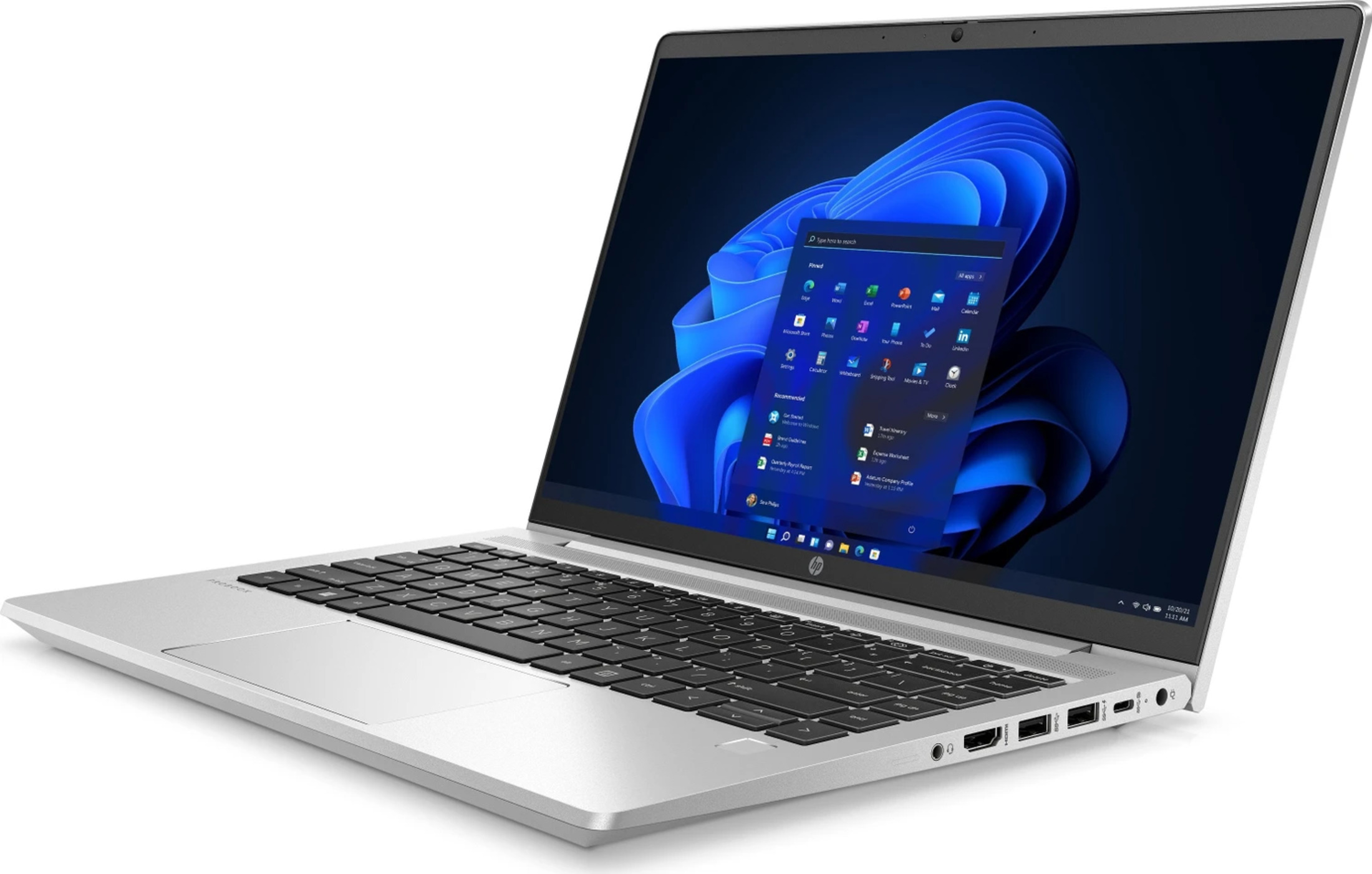 Ein silberner Laptop mit eingeschaltetem Bildschirm, der das Windows 11 Startmenü zeigt.
