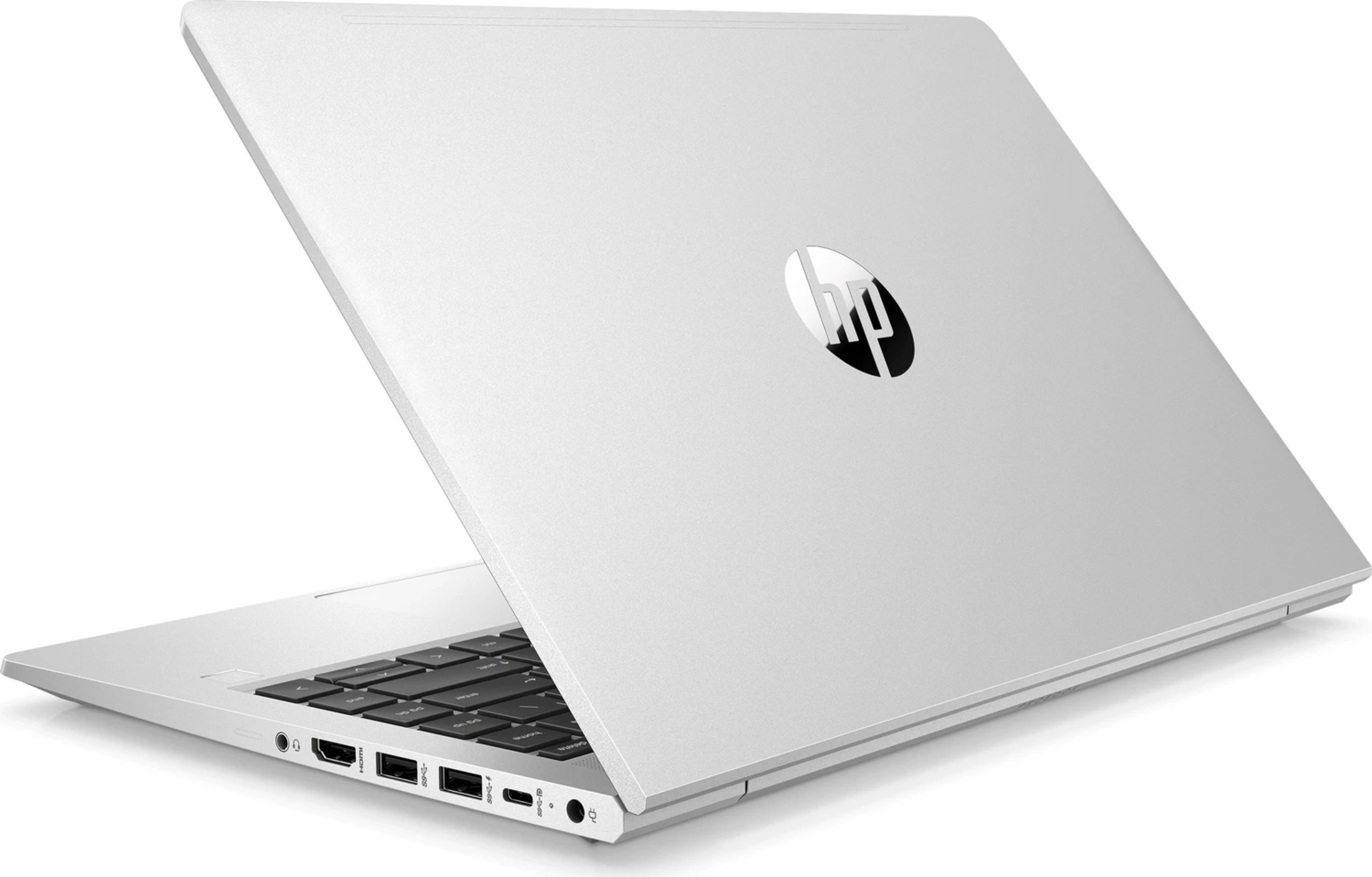 Ein silberner HP Laptop mit geöffnetem Deckel. Nahaufnahme der Anschlüsse und Tastatur.