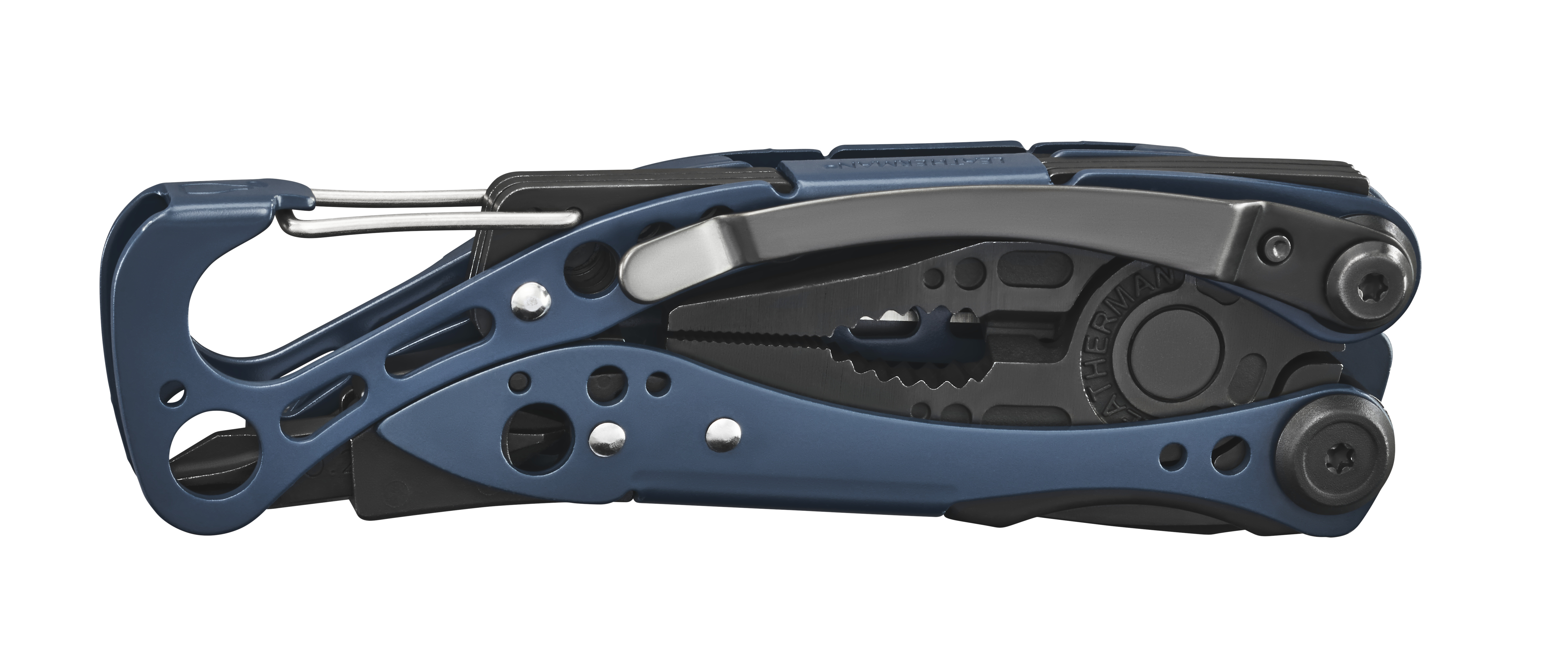 Ein blaues Multitool mit Zange, Messer und Karabinerhaken auf weißem Hintergrund.