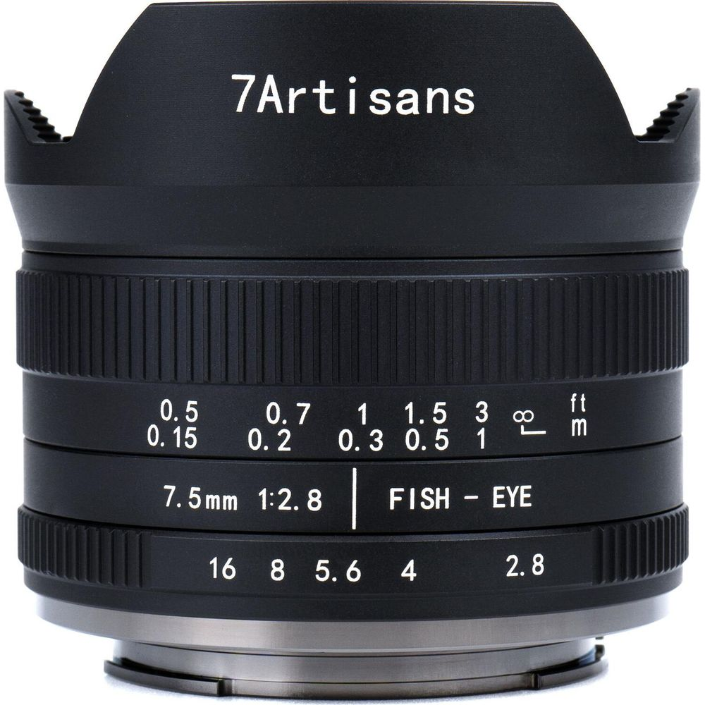 Een zwarte 7Artisans fisheye lens met markeringen voor focus, diafragma en brandpuntsafstand.