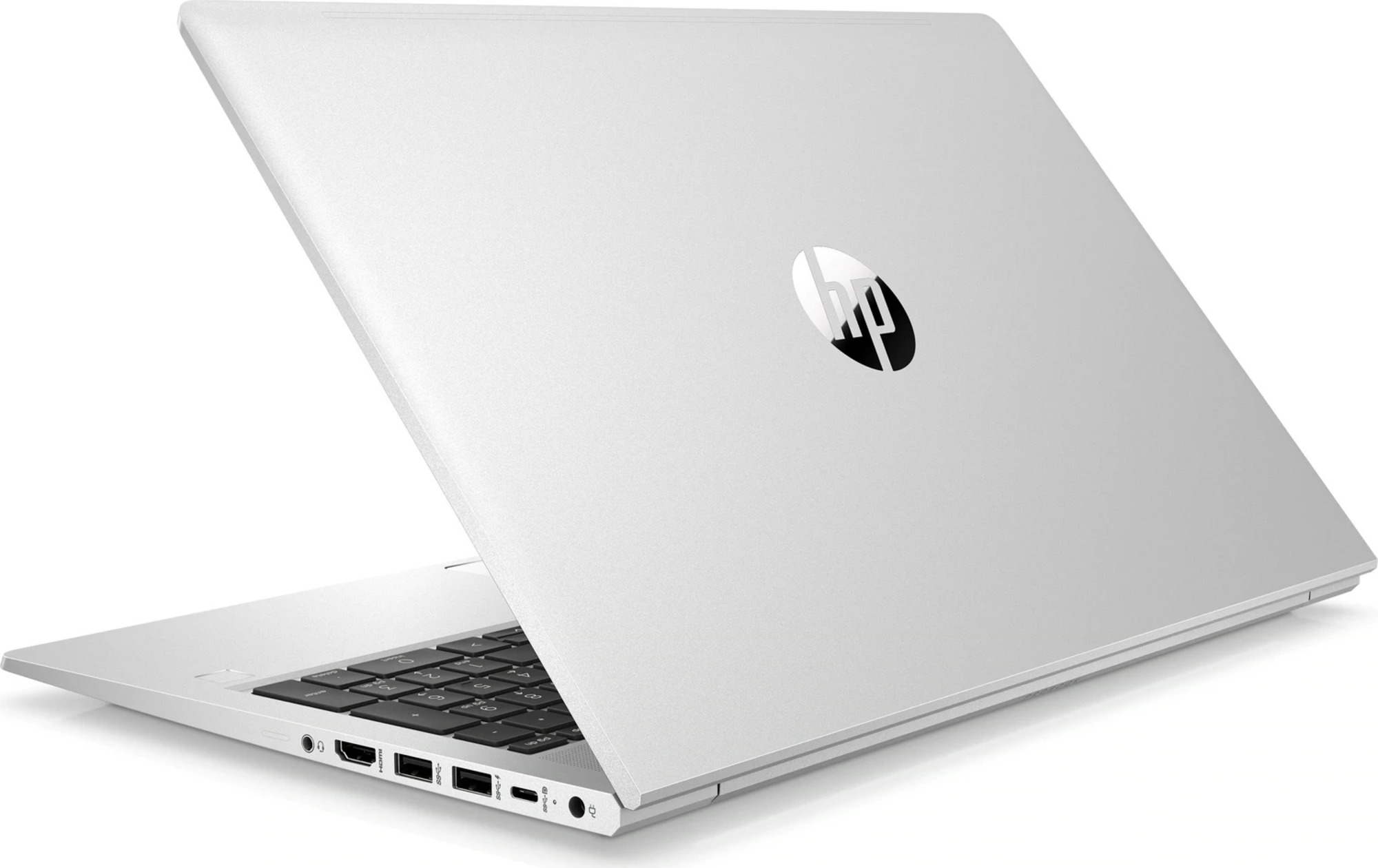 Silberner HP Laptop mit Tastatur und Anschlüssen auf weißem Hintergrund.